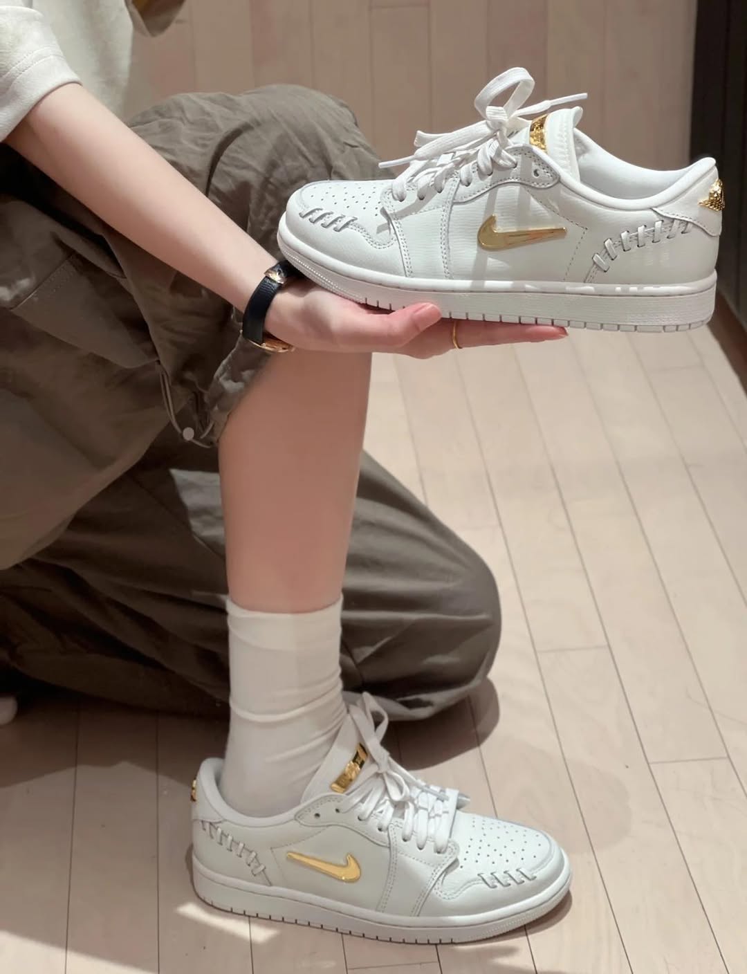 Giày thể thao Nike nữ Air Jordan 1 Low Method of Make Womens Shoes Sail Metallic Gold FN5032-100 1