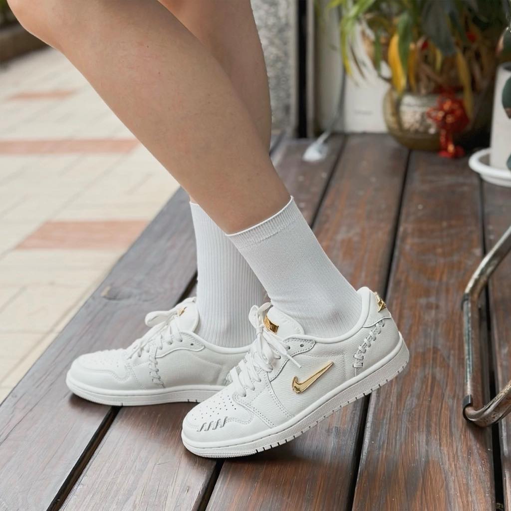 Giày thể thao Nike nữ Air Jordan 1 Low Method of Make Womens Shoes Sail Metallic Gold FN5032-100 3