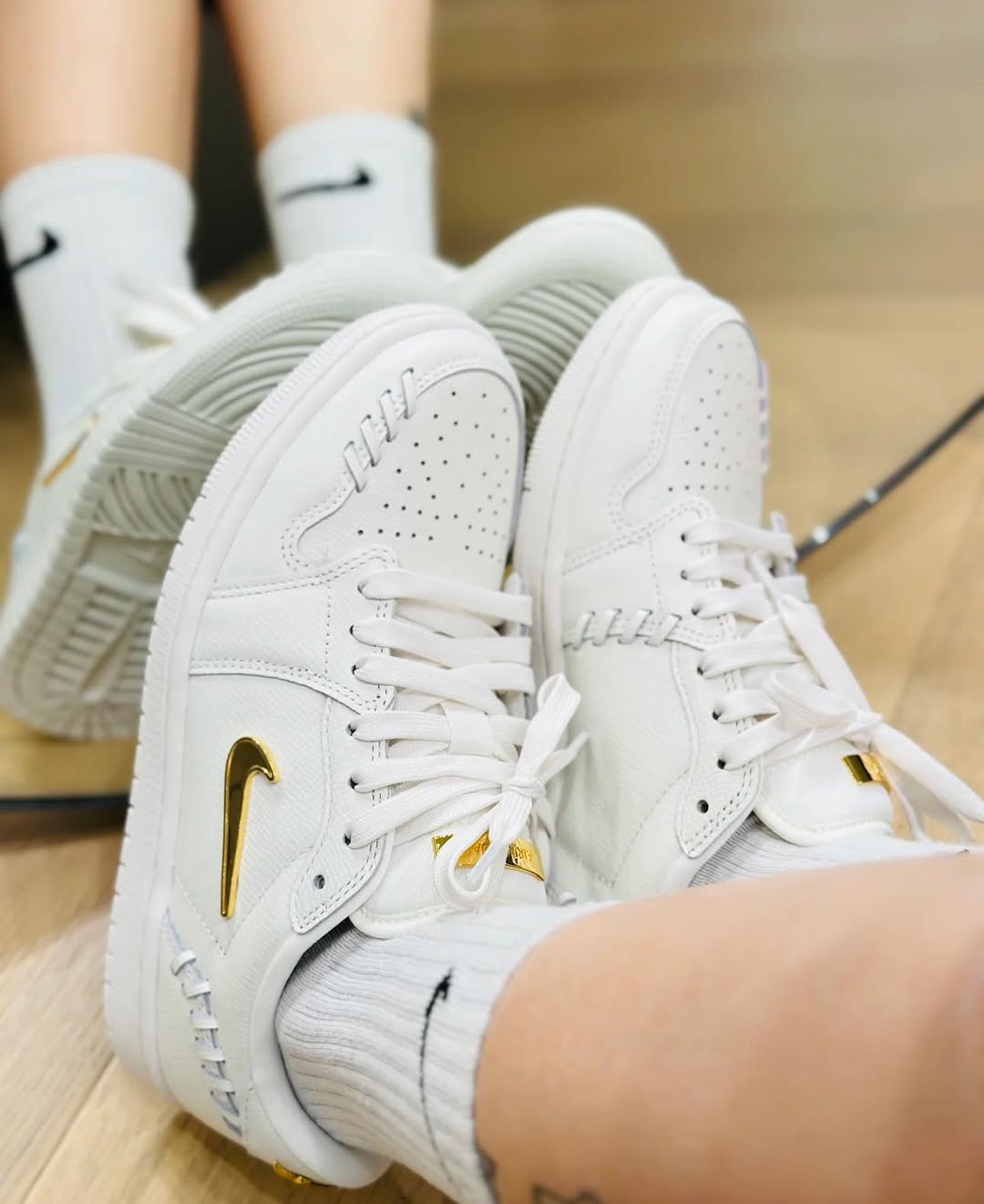 Giày thể thao Nike nữ Air Jordan 1 Low Method of Make Womens Shoes Sail Metallic Gold FN5032-100 10