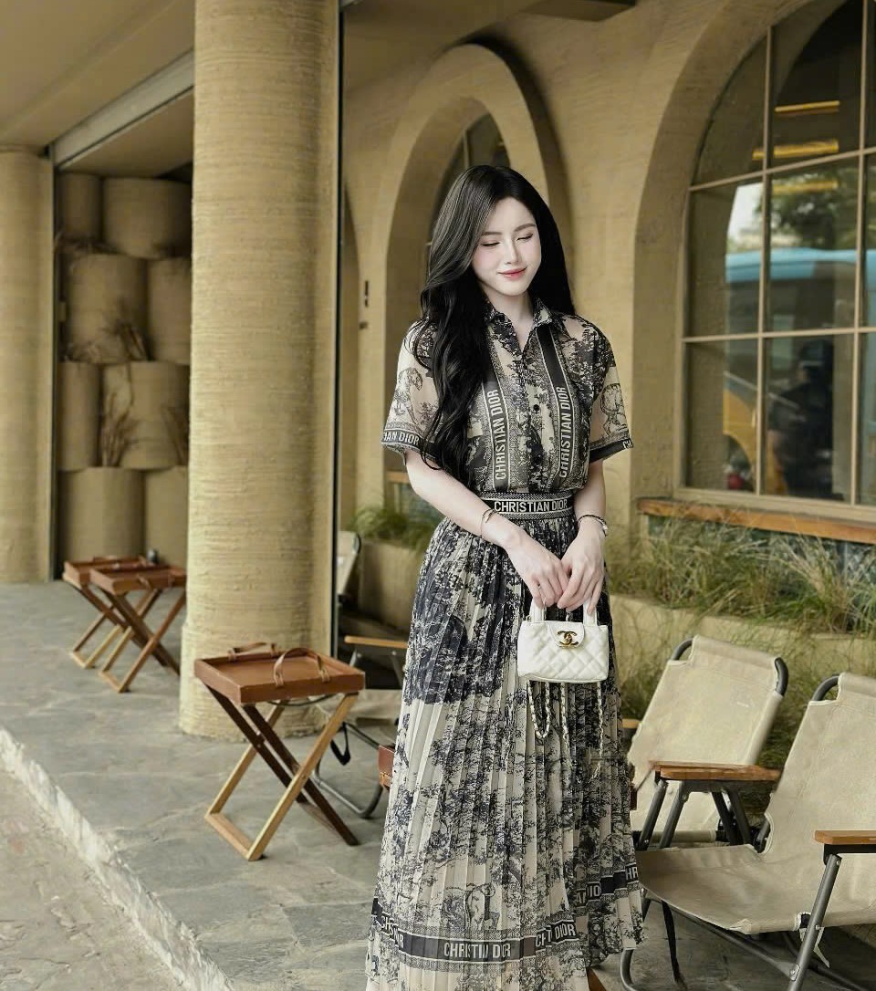 Combo áo sơ mi váy dài xếp ly Dior 3