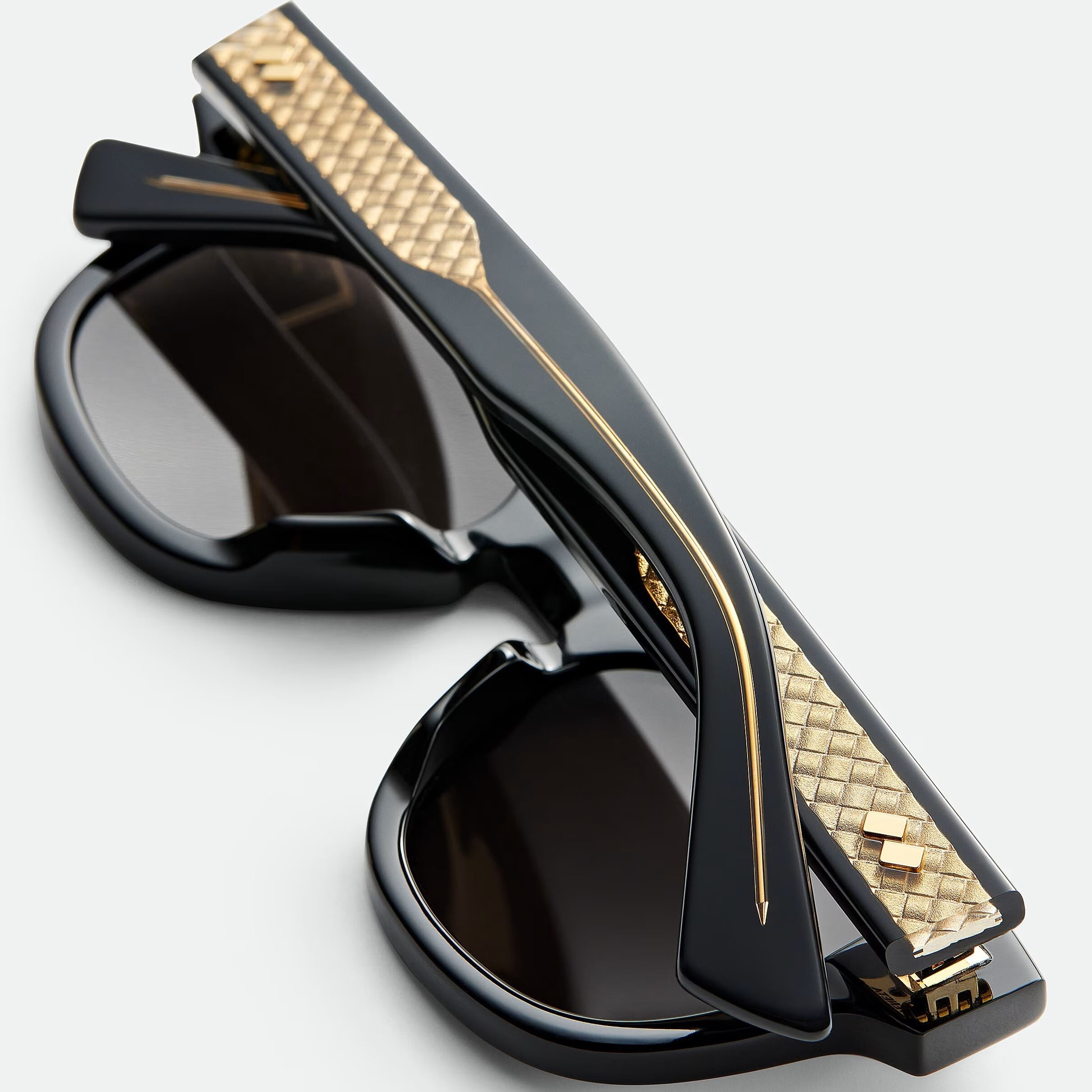 Kính mát Bottega Veneta Intrecciato Panthos Sunglasses Black BV1441S 14