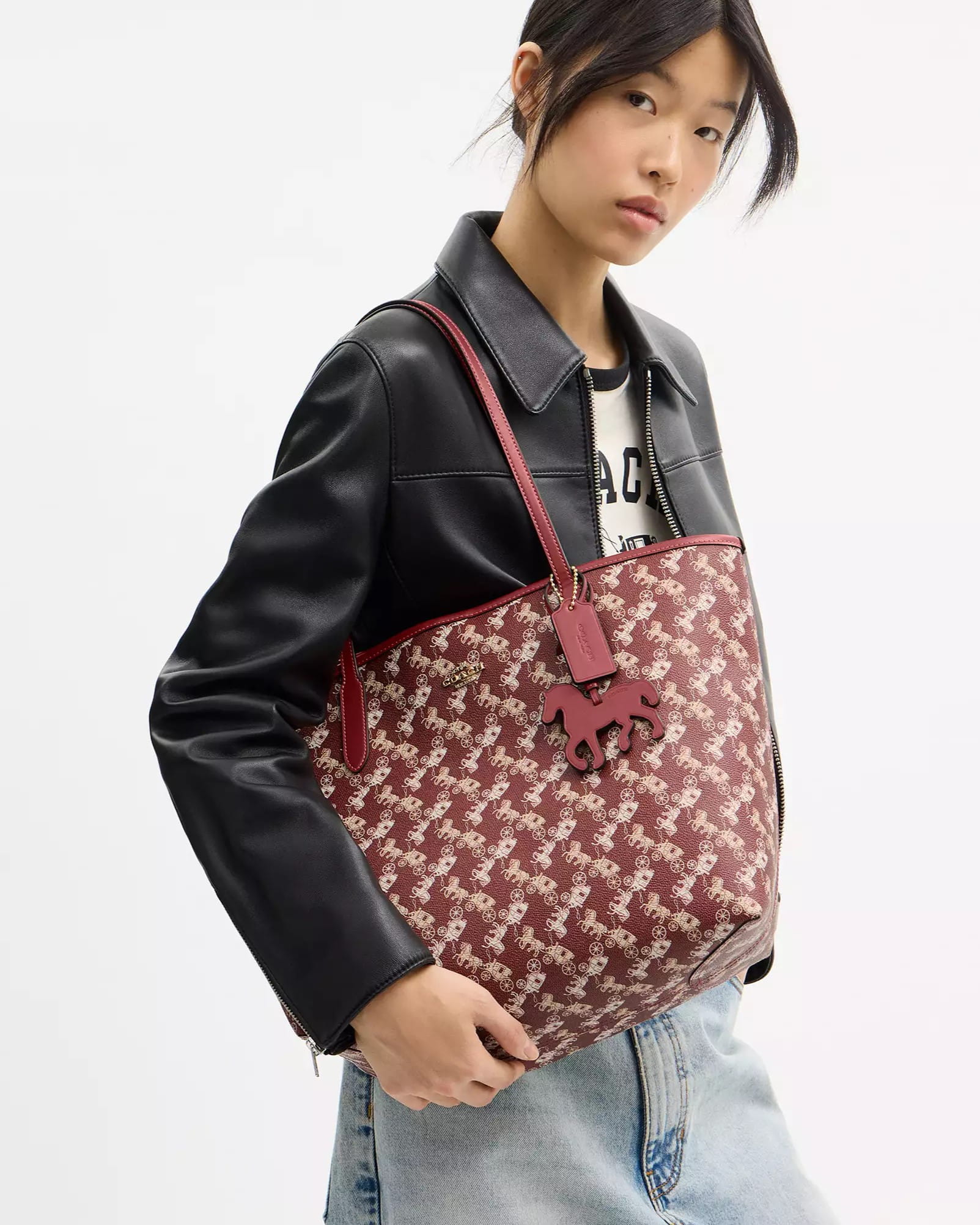 Túi xách họa tiết xe ngựa Coach City Tote Bag With Horse And Carriage Print Ruby Red Multi CDB57 9