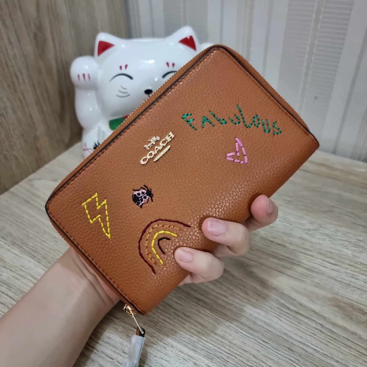 VÍ DÀI NỮ BROWN COACH MEDIUM ID ZIP WALLET WITH DIARY EMBROIDERY 1