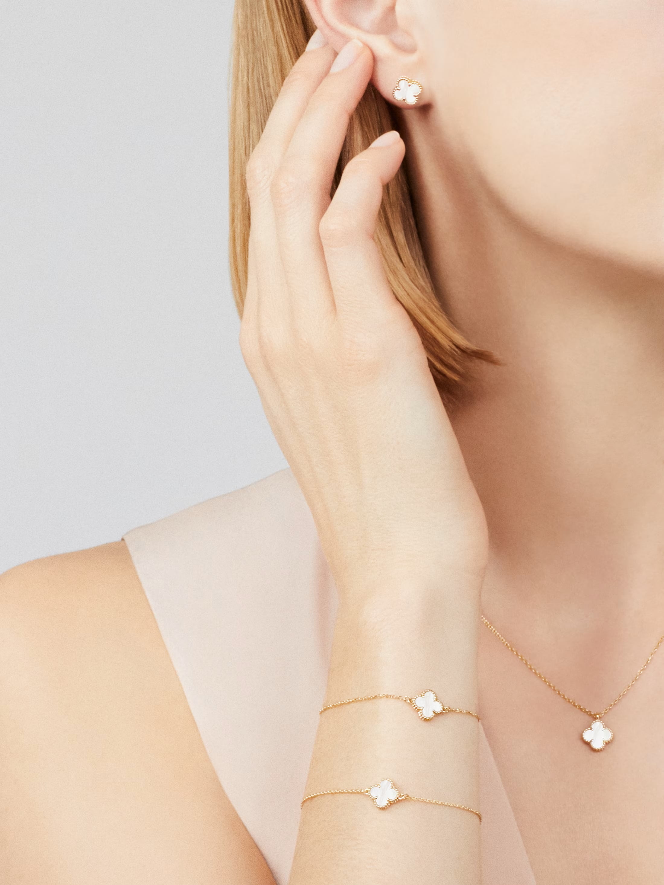 Lắc tay nữ cỏ 4 lá Van Cleef Arpels Sweet Alhambra Yellow Gold White Mother Of Pearl VCARF68800 2