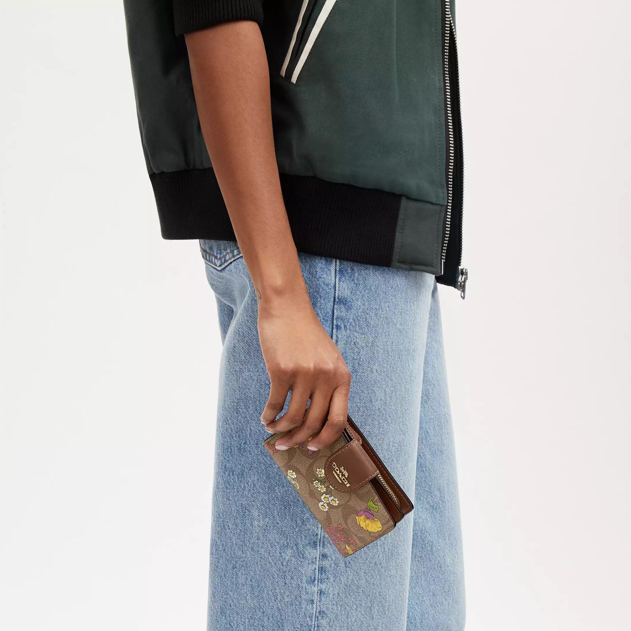 Ví cầm tay Coach in hoa Medium Corner Zip Wallet In Signature Canvas With Floral Print CR935 2