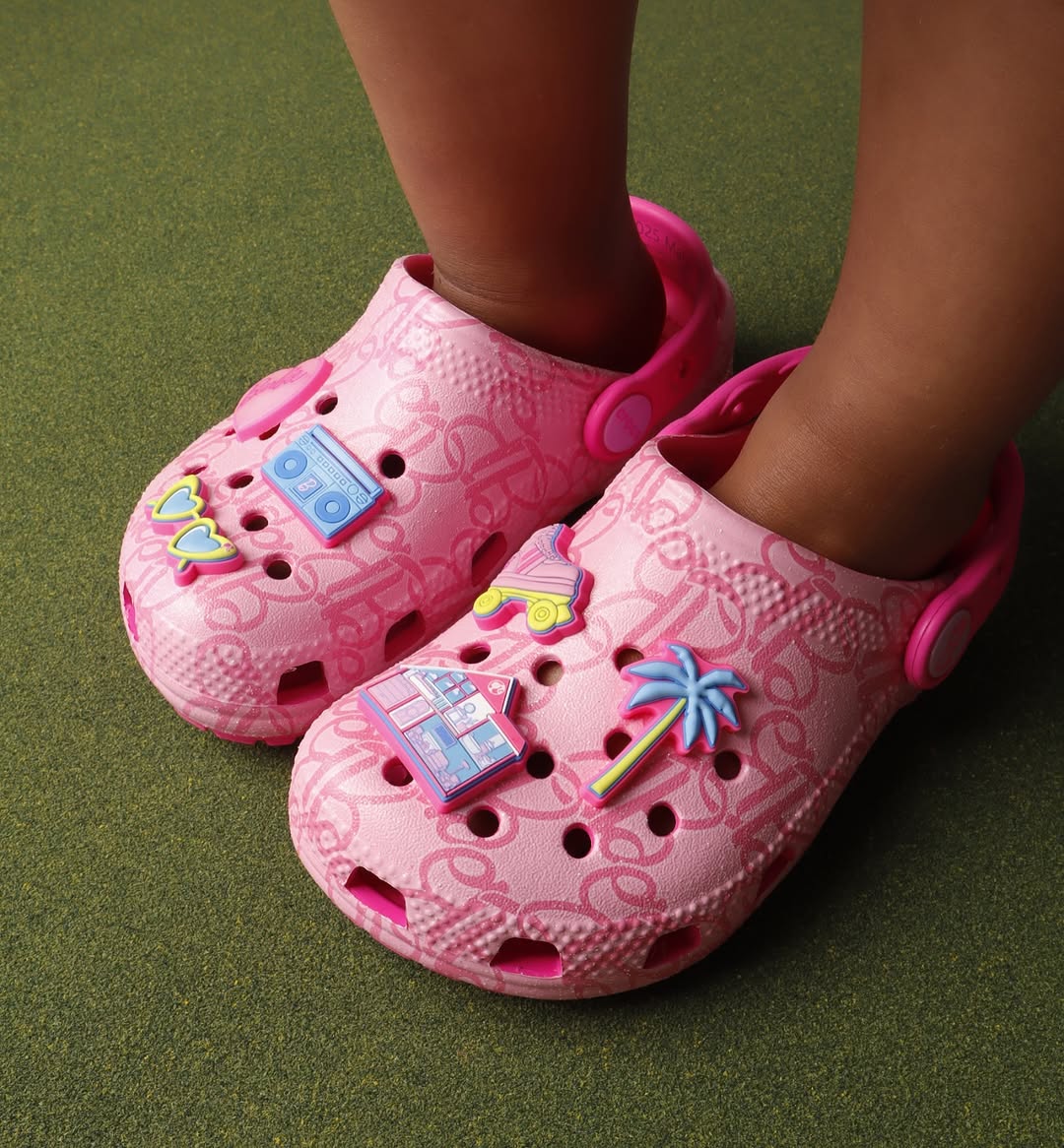 Giày sandal Crocs trẻ em Clog Toddler Classic Mattel Pink Barbie 2