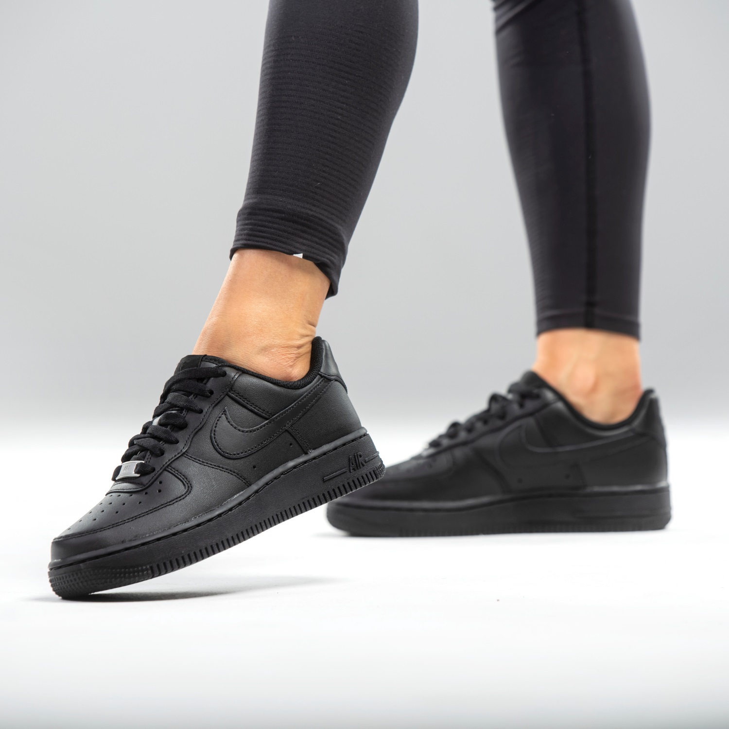 Giày sneakers đen Nike Air Force 1 07 Black CW2288-001 14