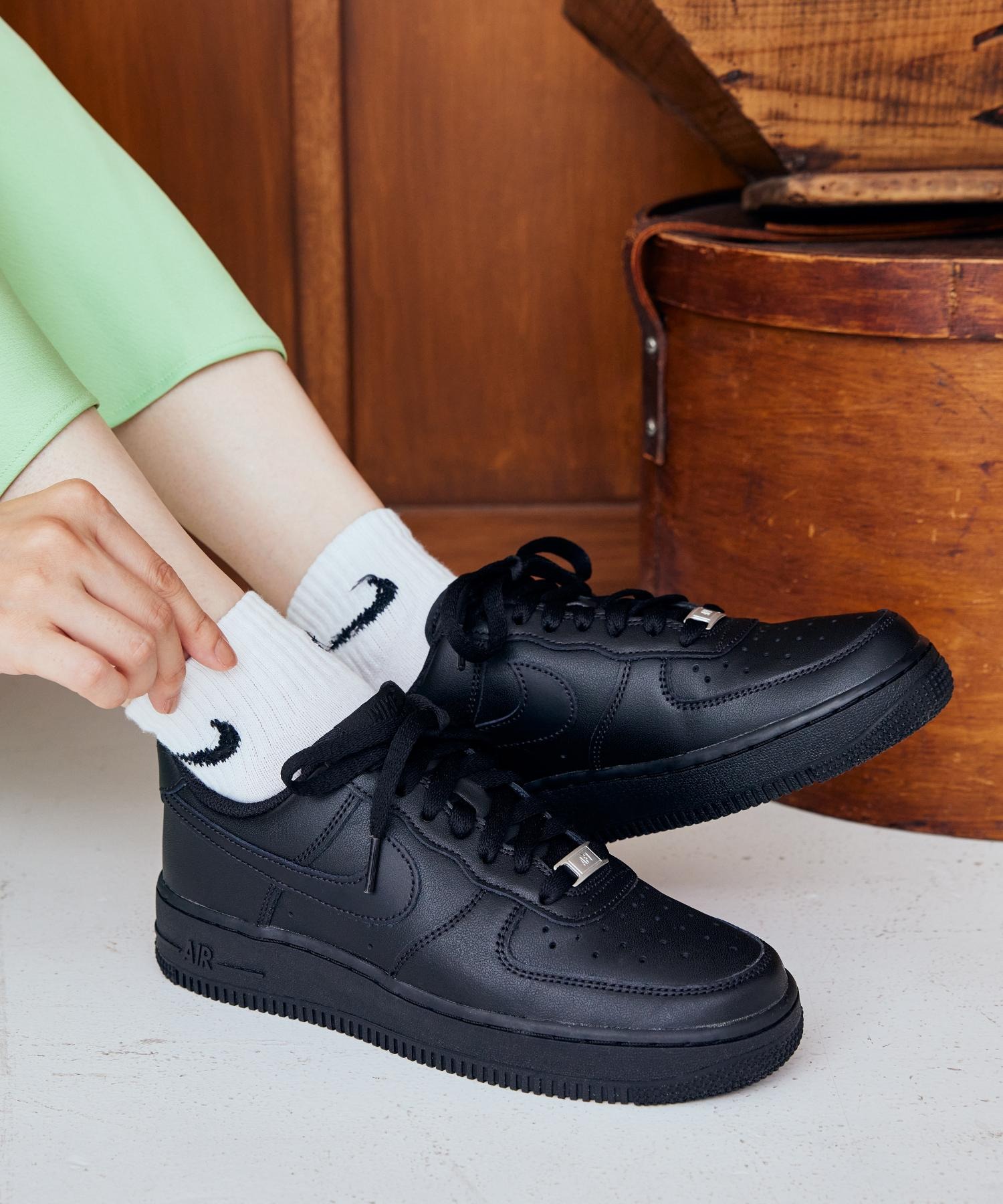 Giày sneakers đen Nike Air Force 1 07 Black CW2288-001 12
