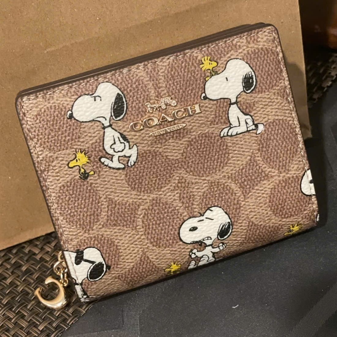 Ví ngắn Coach X Peanuts Snap Wallet In Signature Canvas With Snoopy Print CBN32 4