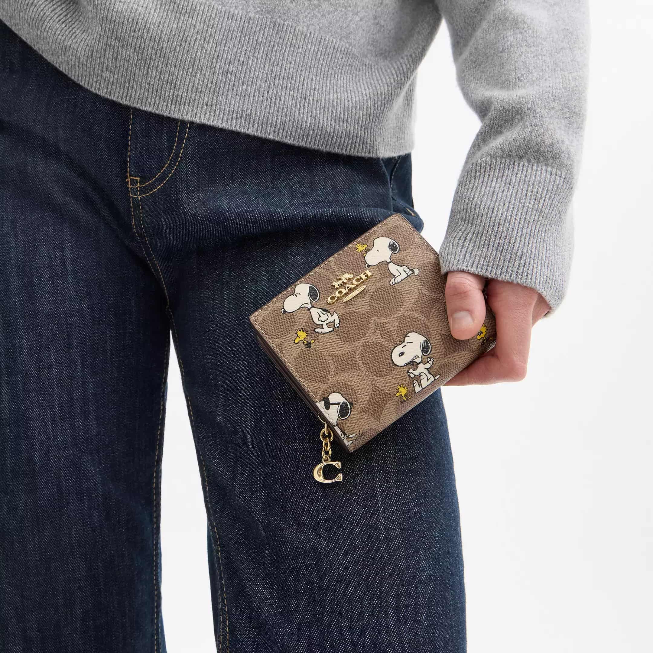 Ví ngắn Coach X Peanuts Snap Wallet In Signature Canvas With Snoopy Print CBN32 5