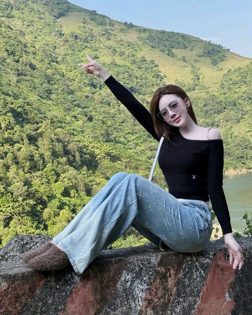 Áo LV trễ vai phối kim loại 11