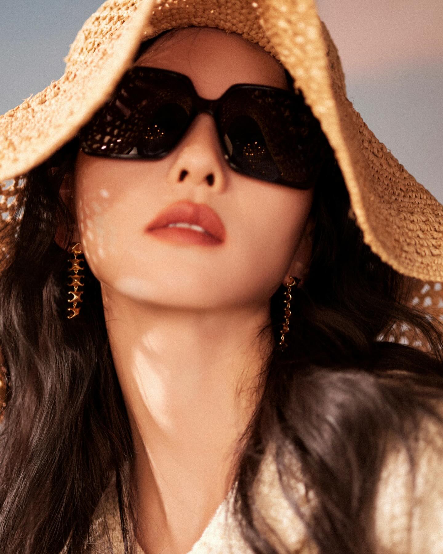Kính mát Celine Triomphe 16 sunglasses in Acetate Black 11