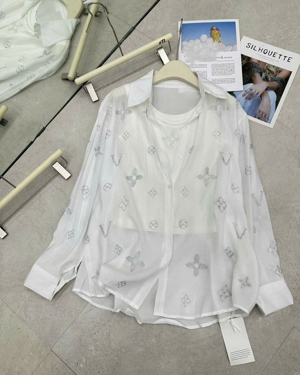 Combo áo sơ mi tơ lụa váy jean kèm dây nịt Louis Vuitton 1