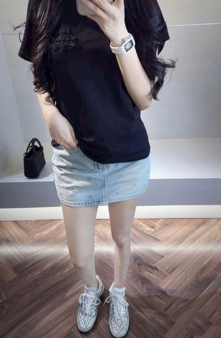 Combo áo sơ mi tơ lụa váy jean kèm dây nịt Louis Vuitton 8