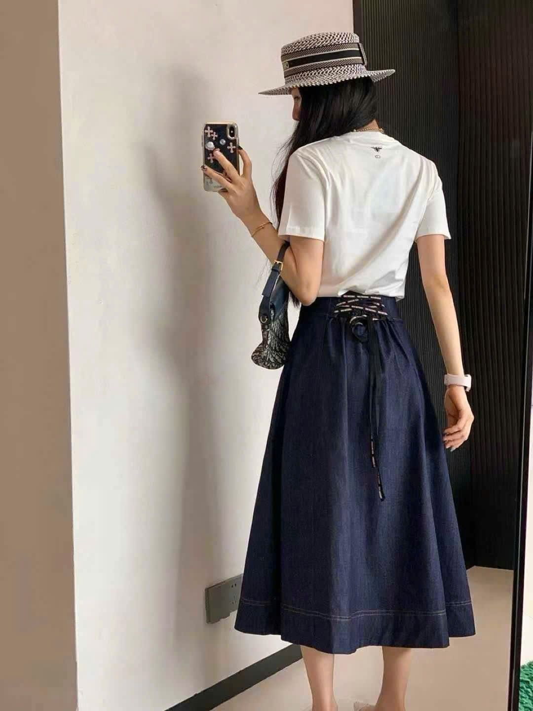 Combo áo thun họa tiết váy dài jean Dior 2