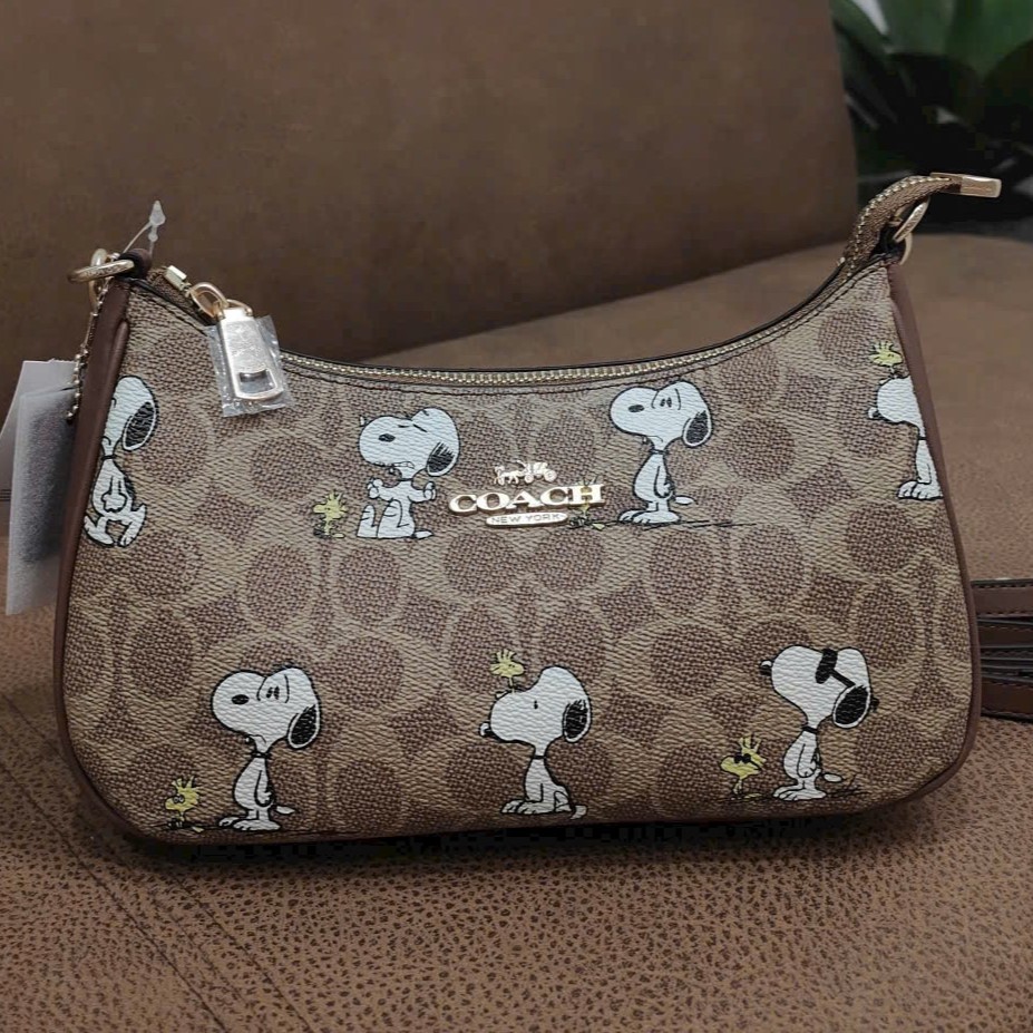 Túi đeo chéo Coach X Peanuts Teri Shoulder Bag In Signature Canvas With Snoopy Print CBJ88 1