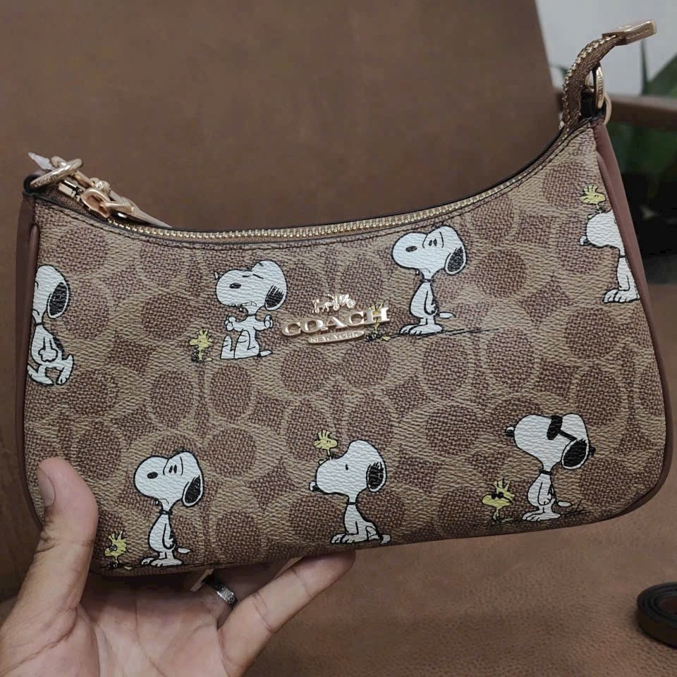 Túi đeo chéo Coach X Peanuts Teri Shoulder Bag In Signature Canvas With Snoopy Print CBJ88 5