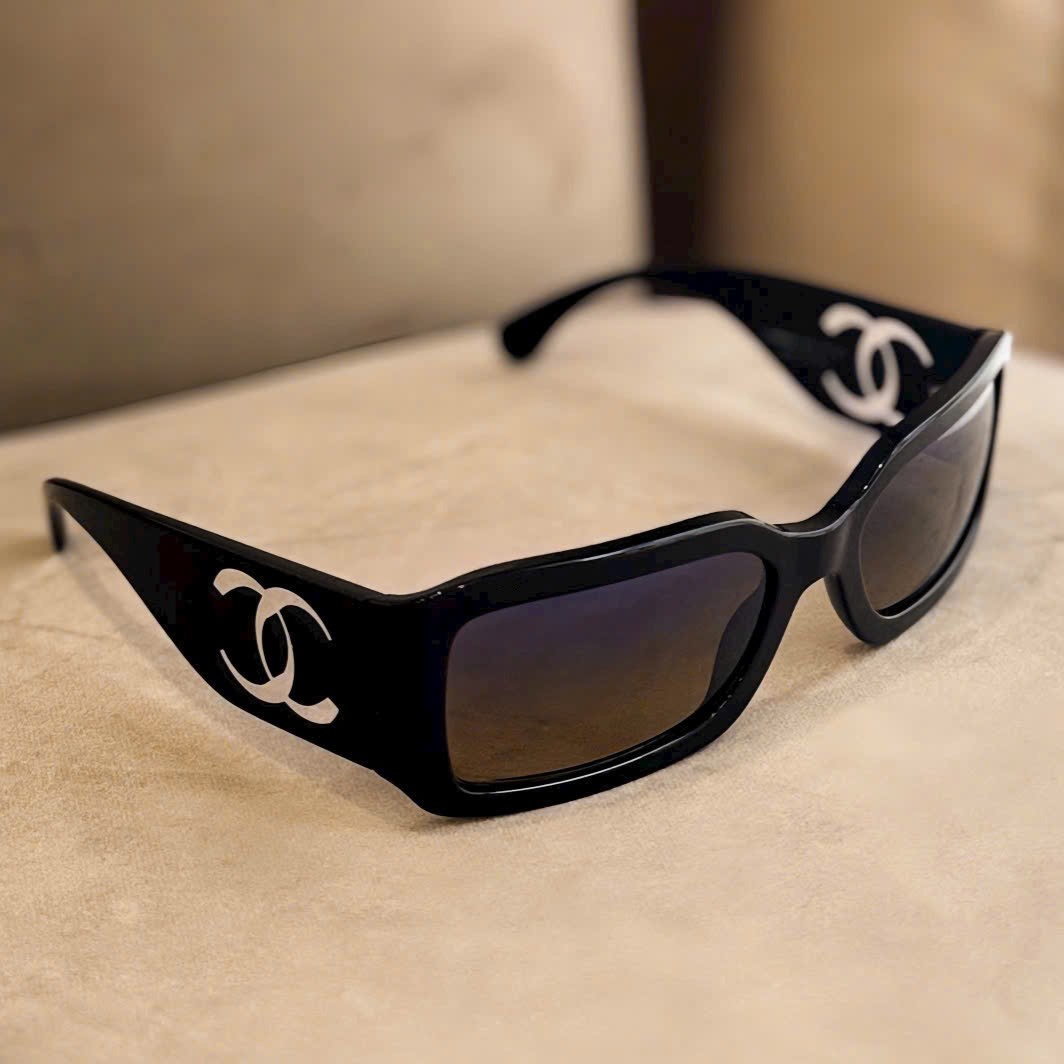 Kính mát Chanel Rectangle Sunglasses With Acetate Frame Black 5526 9