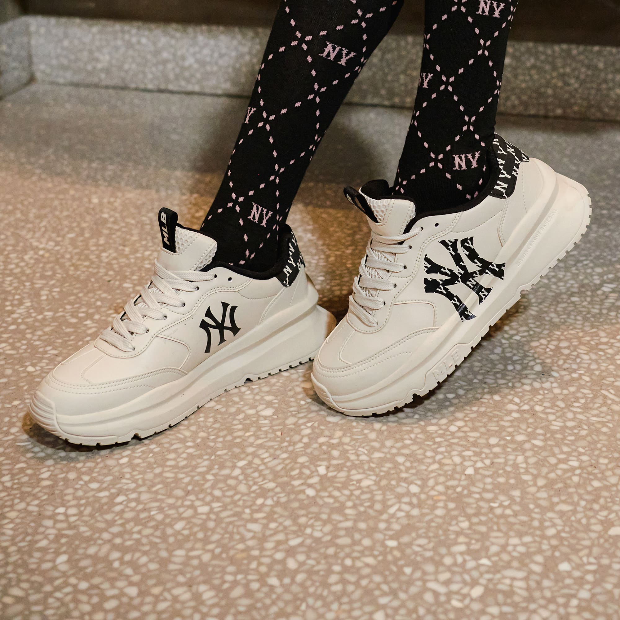 Giày Thể Thao unisex MLB NY Chunky Runner Classic Monogram New York Yankees 3ASHCRM3N-50BKS 1