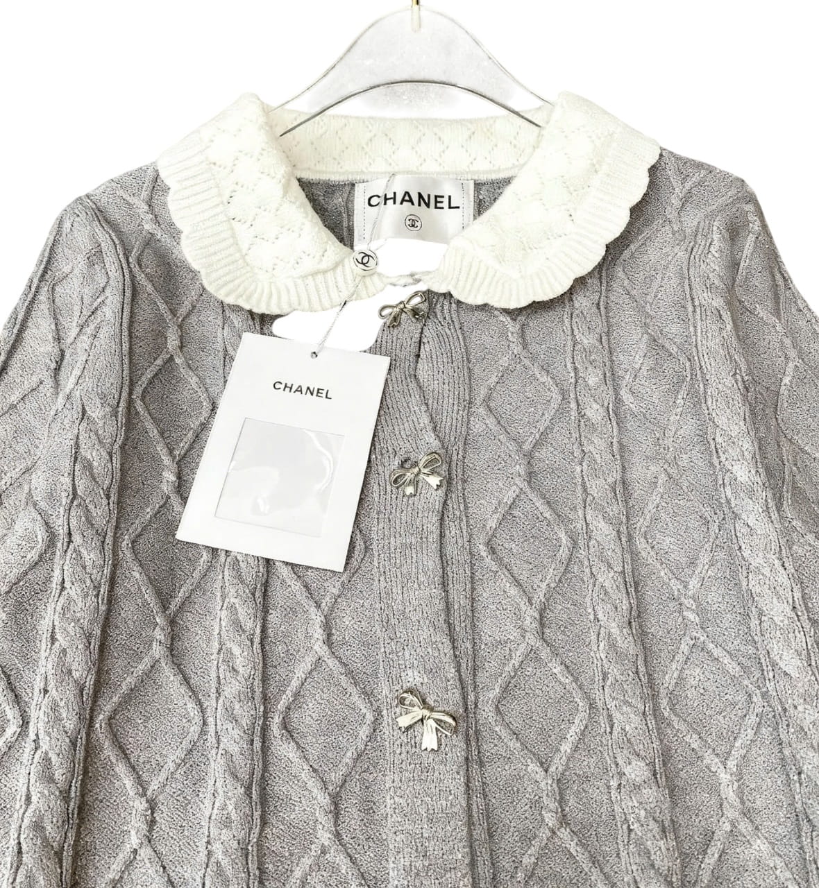 Combo áo cổ trắng váy ngắn xám Chanel 2