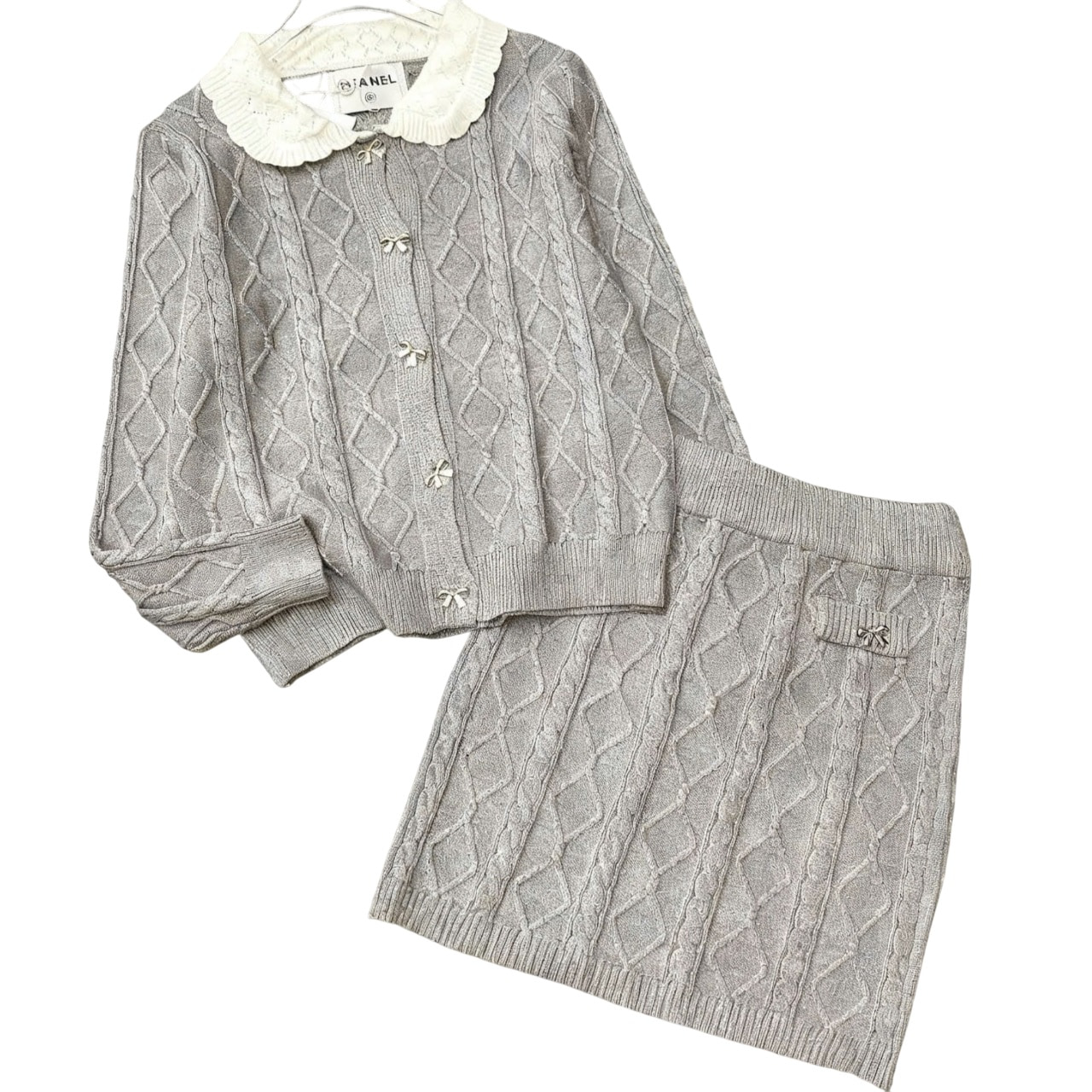 Combo áo cổ trắng váy ngắn xám Chanel 3