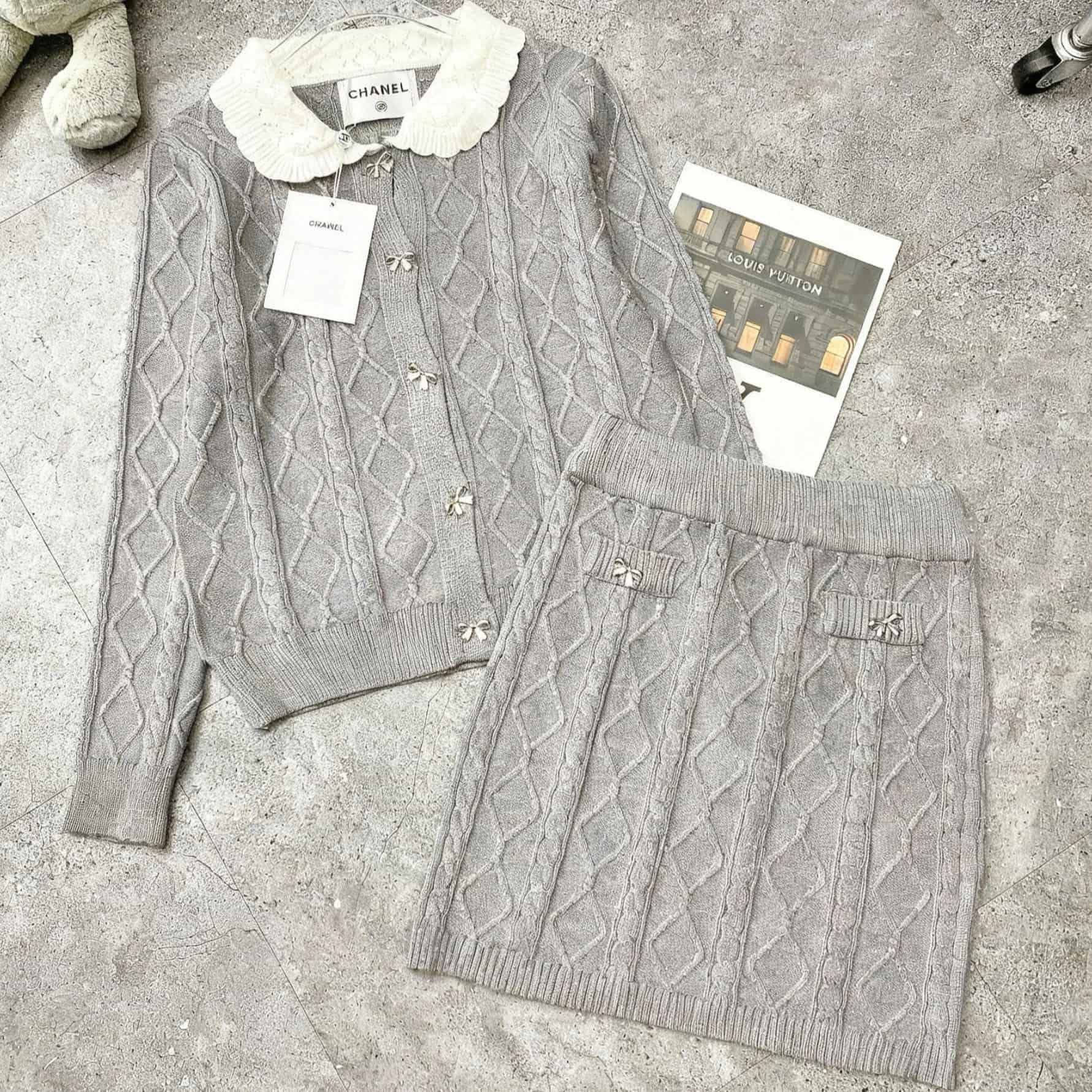 Combo áo cổ trắng váy ngắn xám Chanel 7