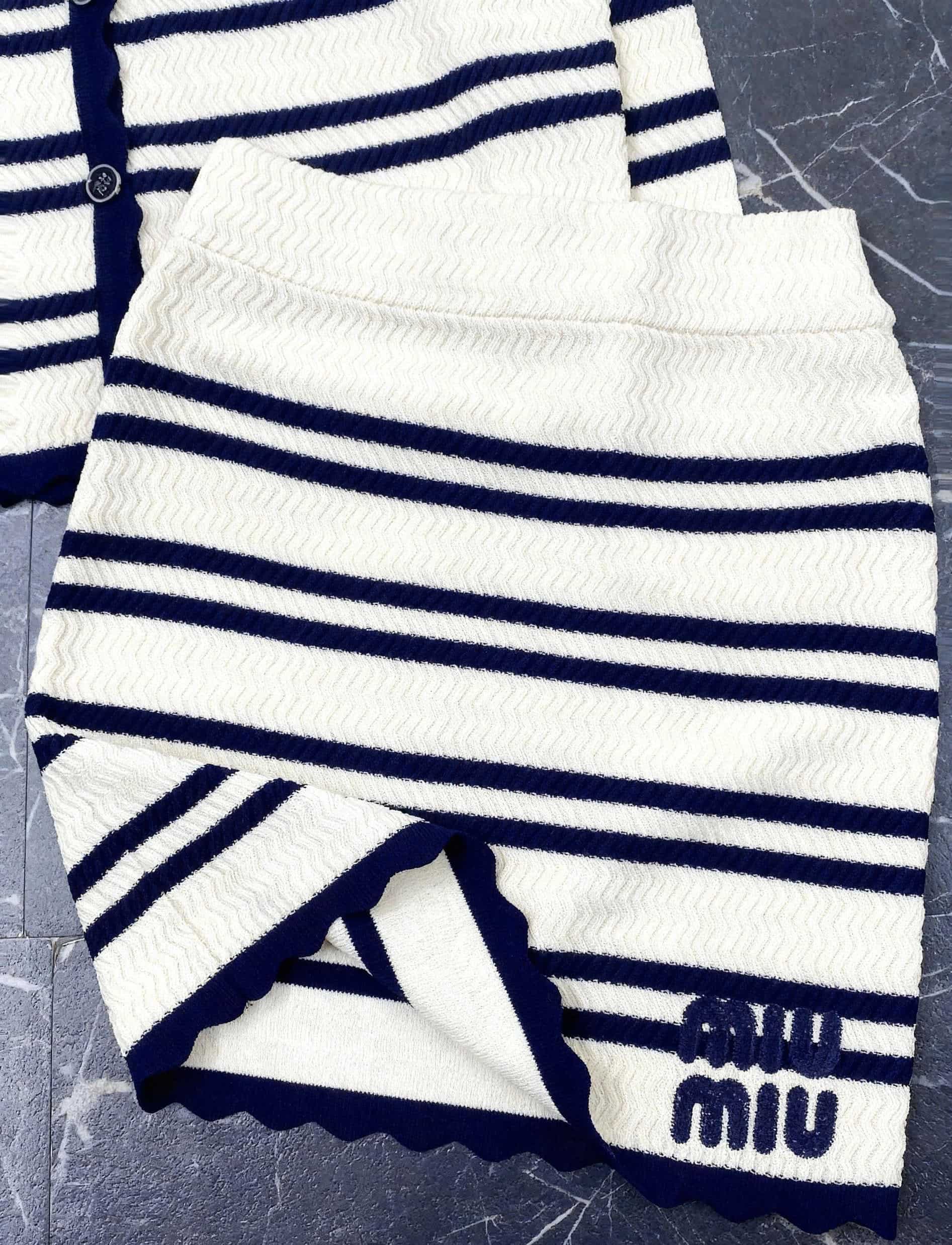 Combo áo tay dài váy ngắn Miu Miu 1