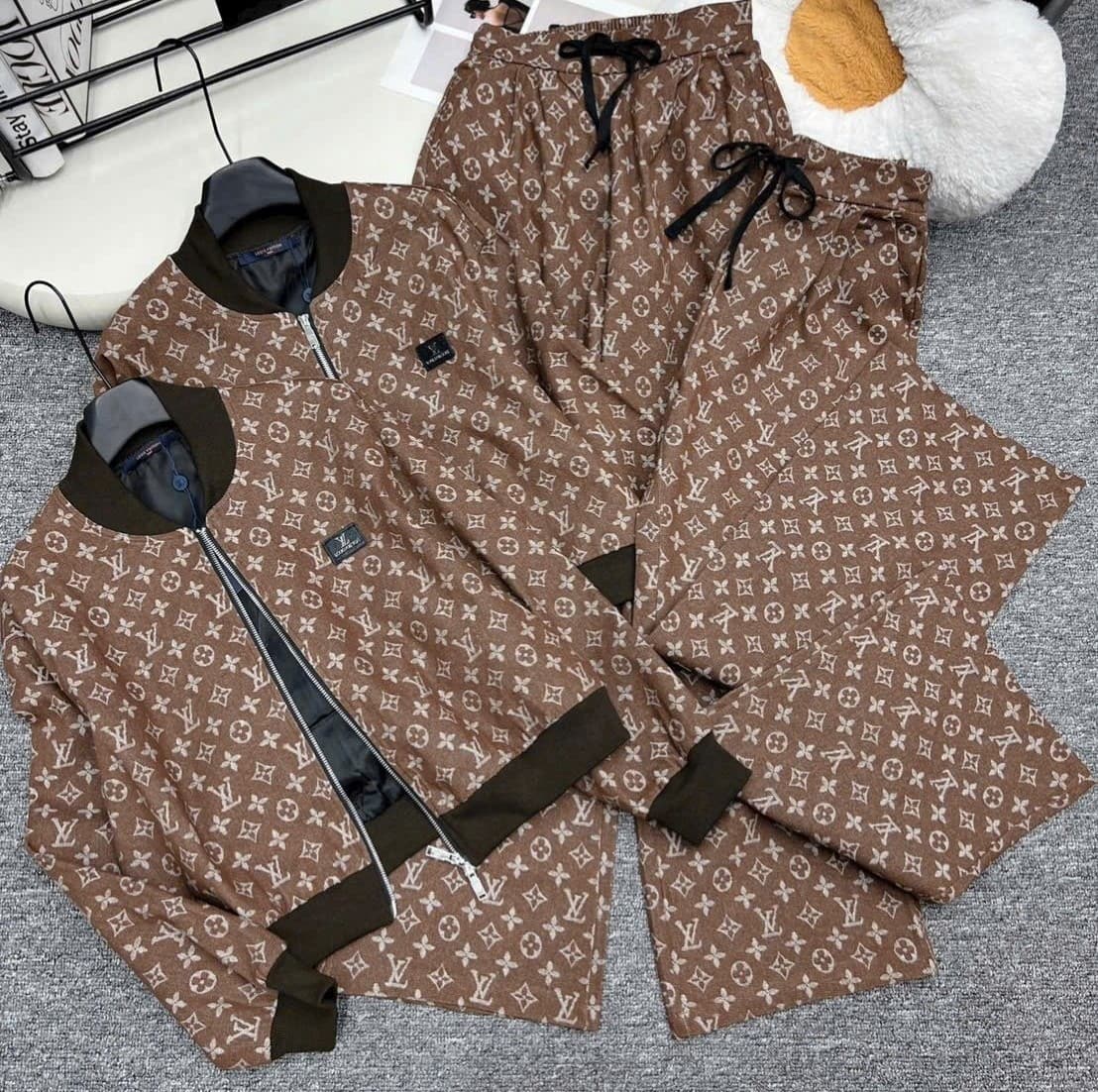 Combo áo khoác quần dài suông nâu họa tiết hãng LV 4