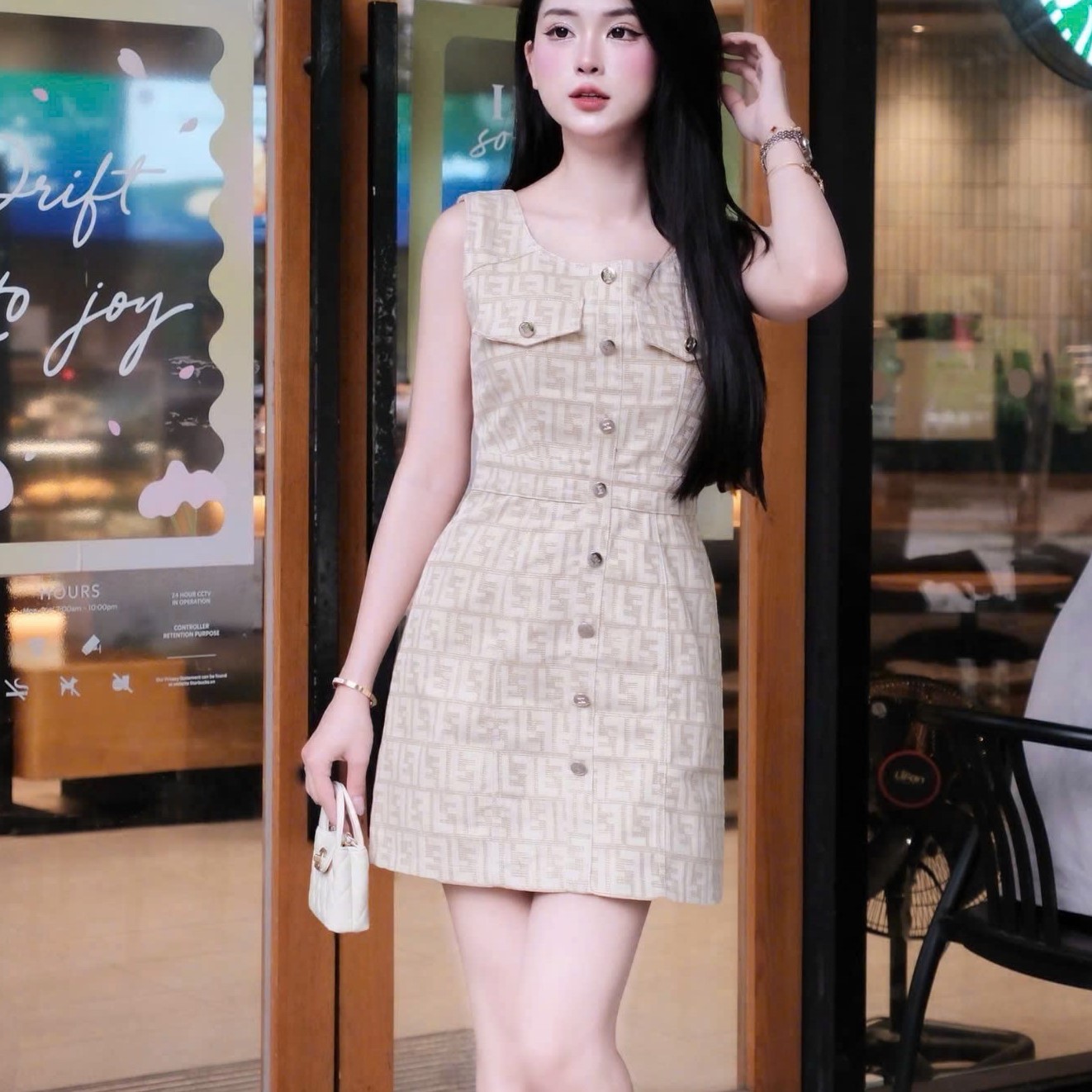 Áo đầm sát nách vàng kem hồng Fendi 2