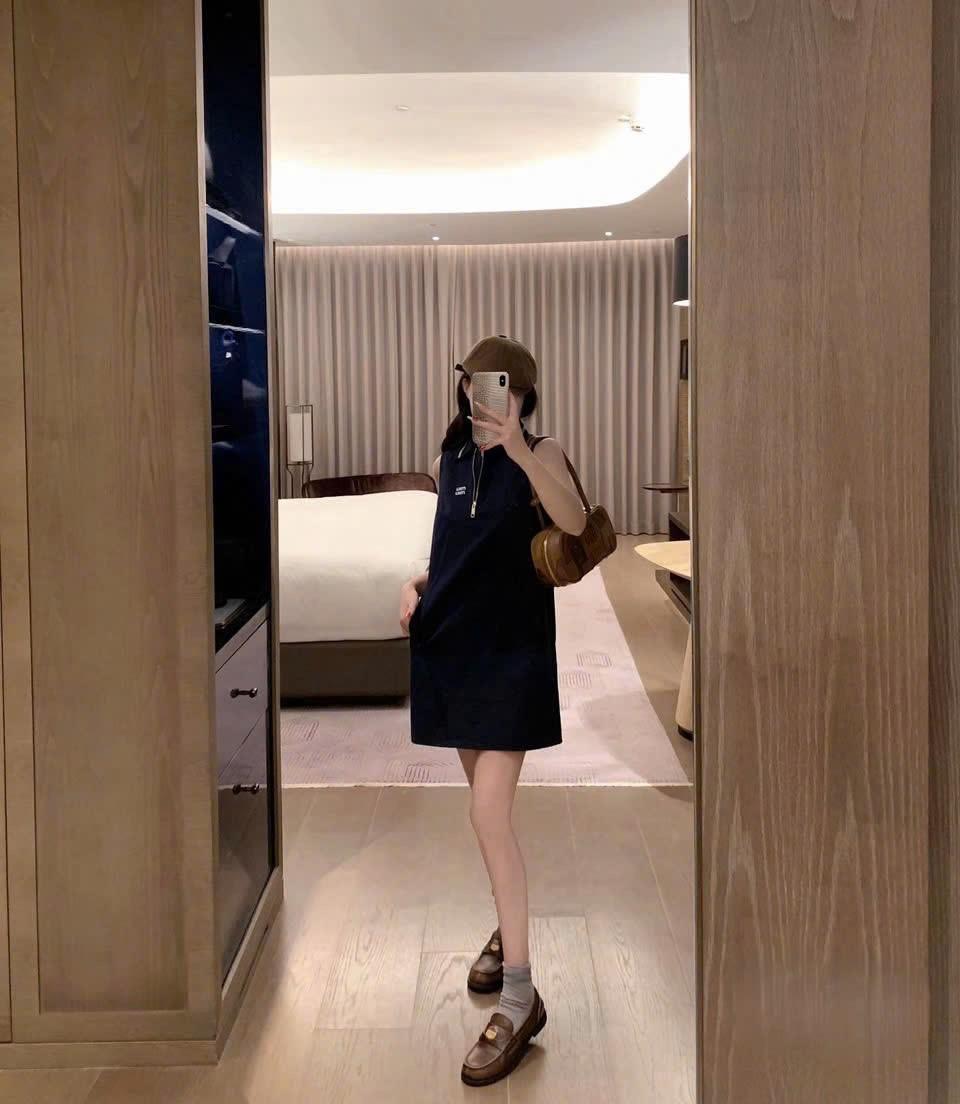 Áo đầm nữ Miu Miu sát nách cổ bẻ trắng và đen 2