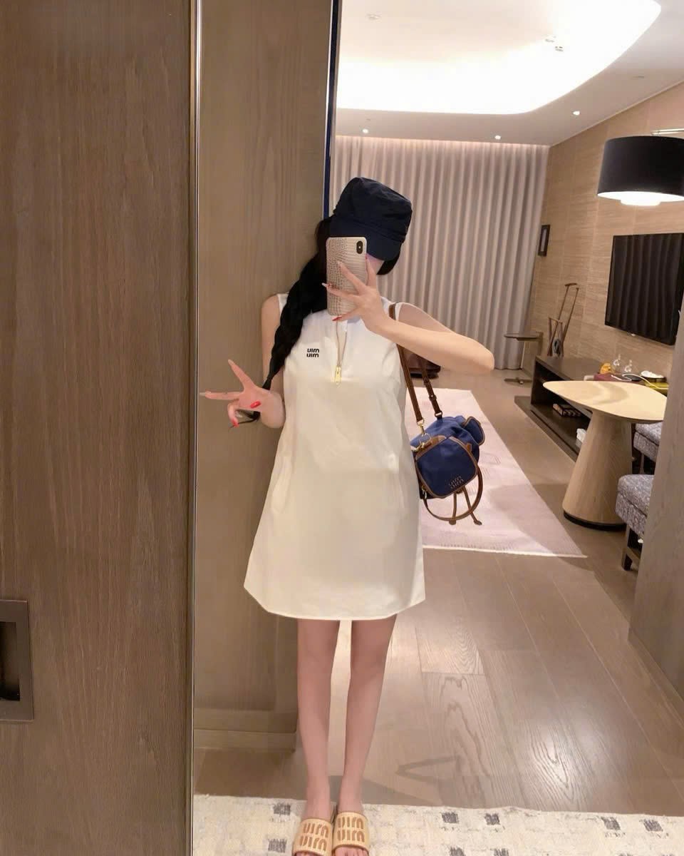 Áo đầm nữ Miu Miu sát nách cổ bẻ trắng và đen 4