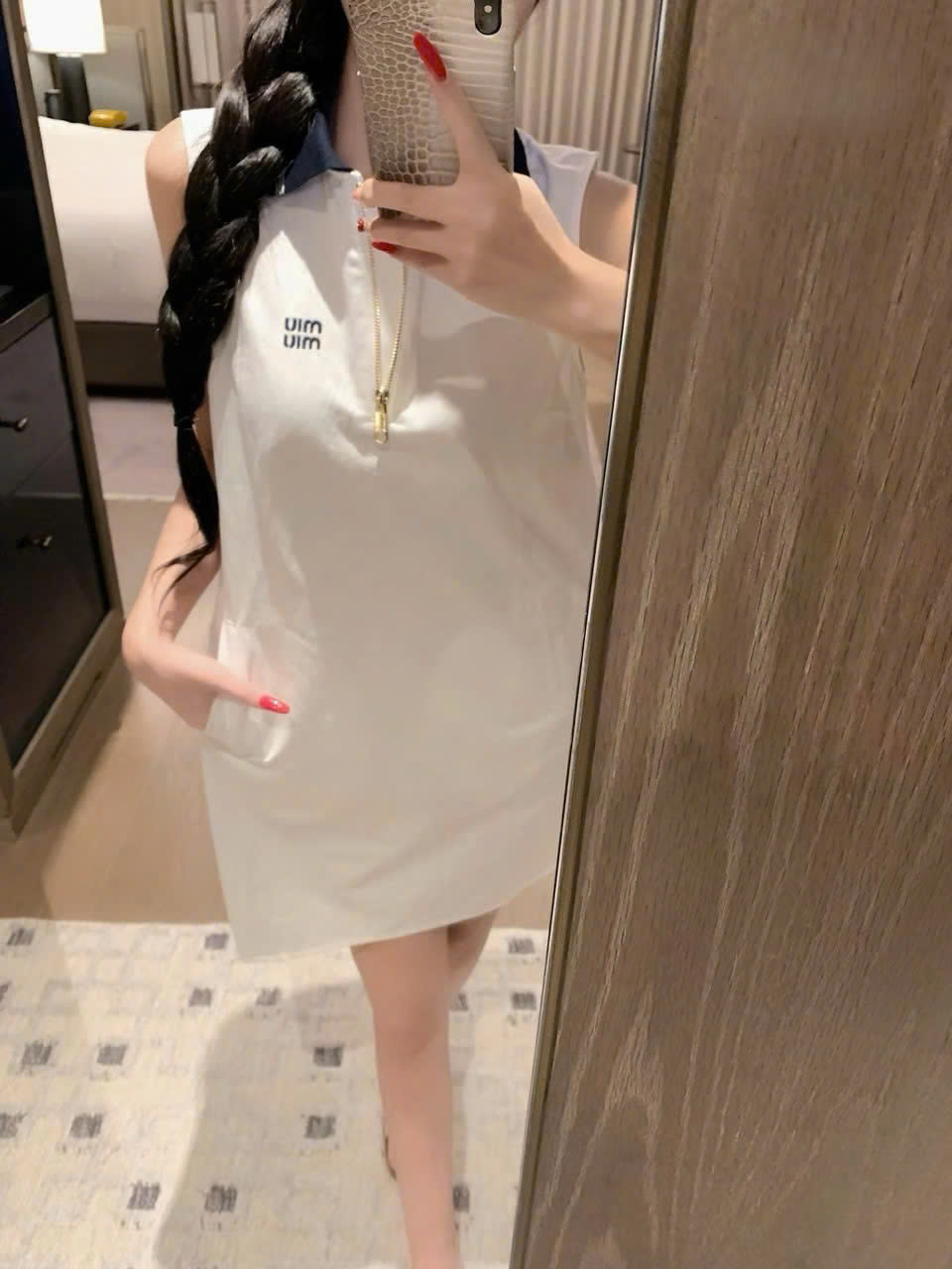 Áo đầm nữ Miu Miu sát nách cổ bẻ trắng và đen 5