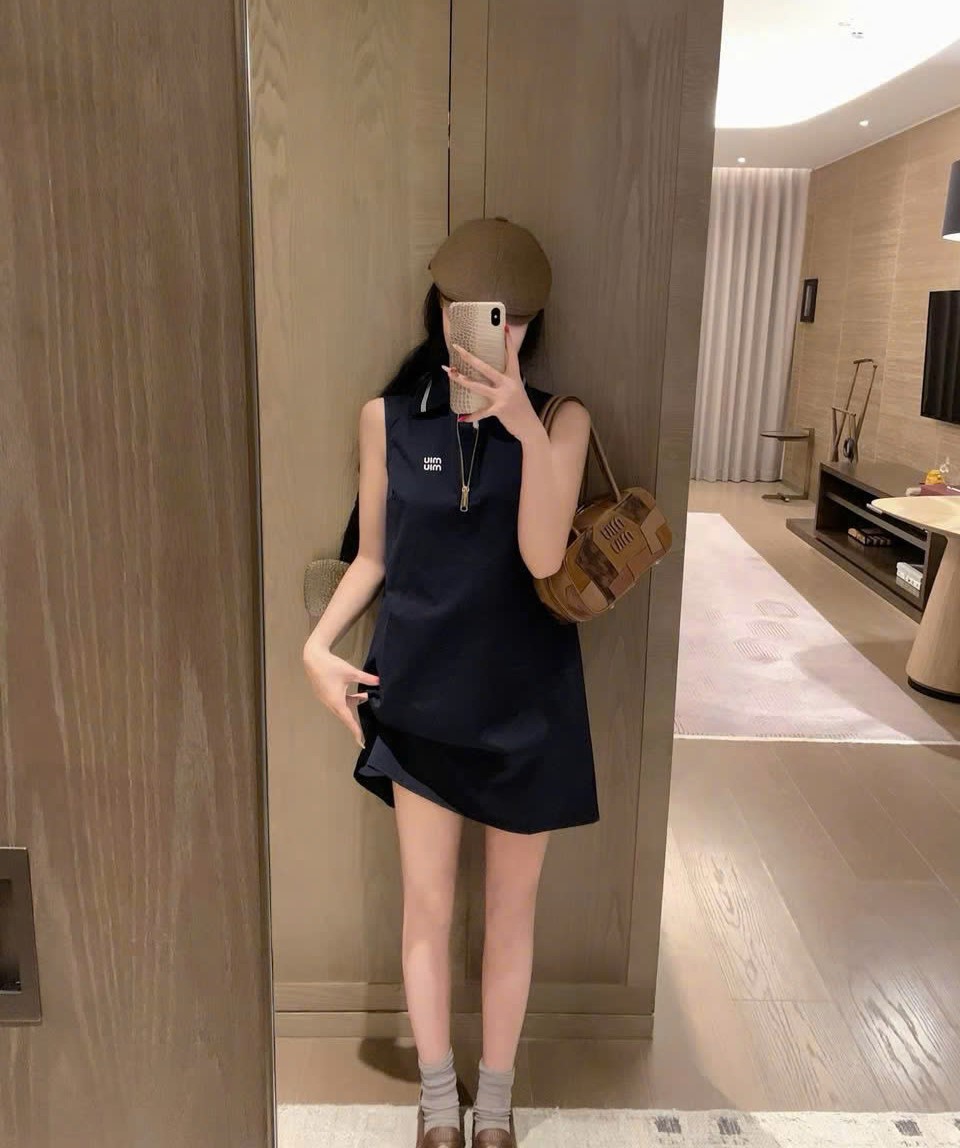 Áo đầm nữ Miu Miu sát nách cổ bẻ trắng và đen 6