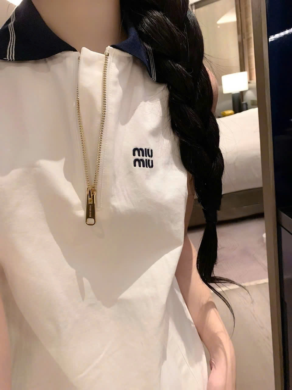 Áo đầm nữ Miu Miu sát nách cổ bẻ trắng và đen 7