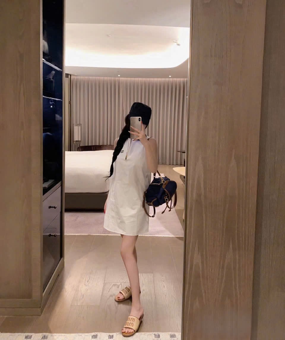 Áo đầm nữ Miu Miu sát nách cổ bẻ trắng và đen 8