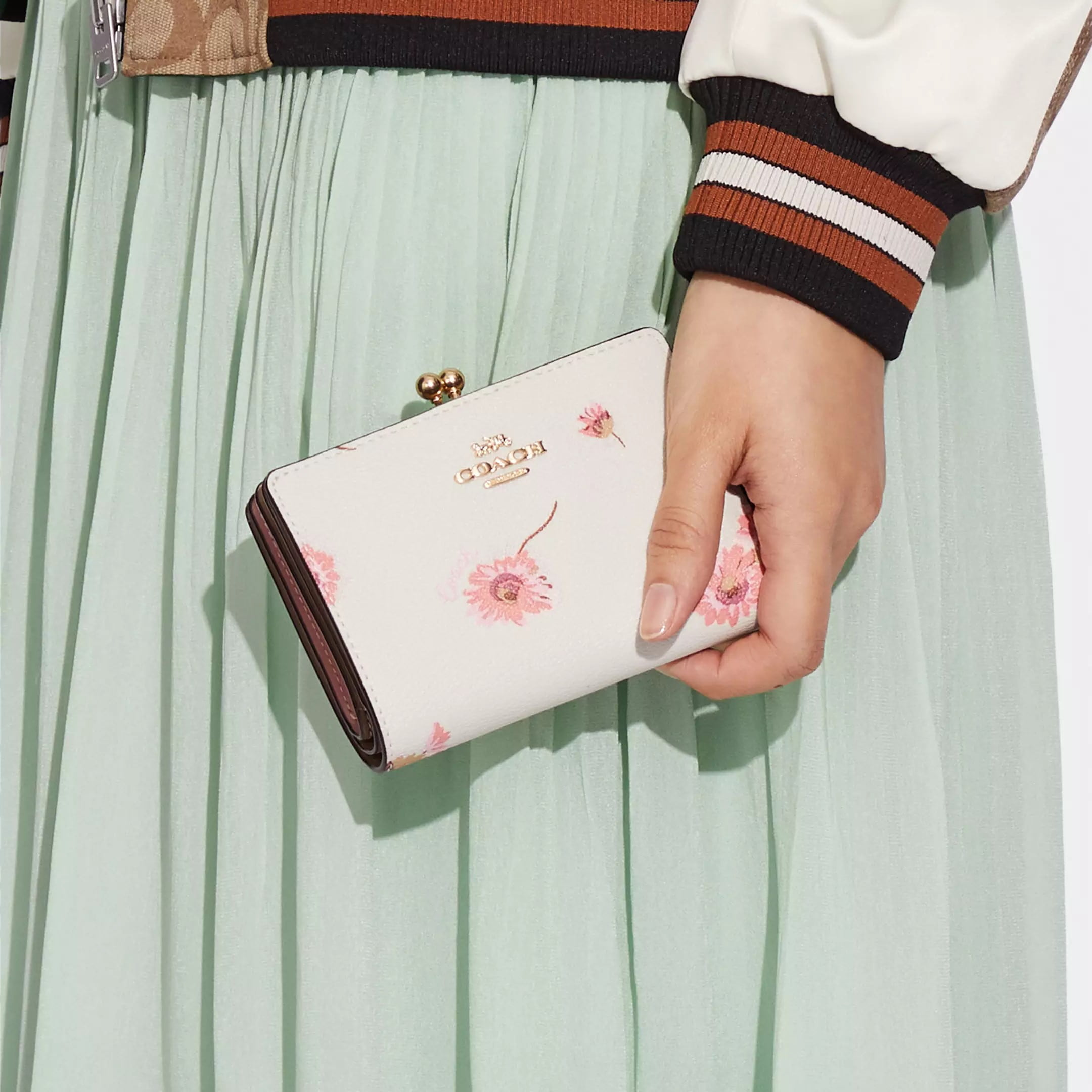 Ví nữ cầm tay Coach Kisslock Medium Wallet with Multi Floral Print C8737 3