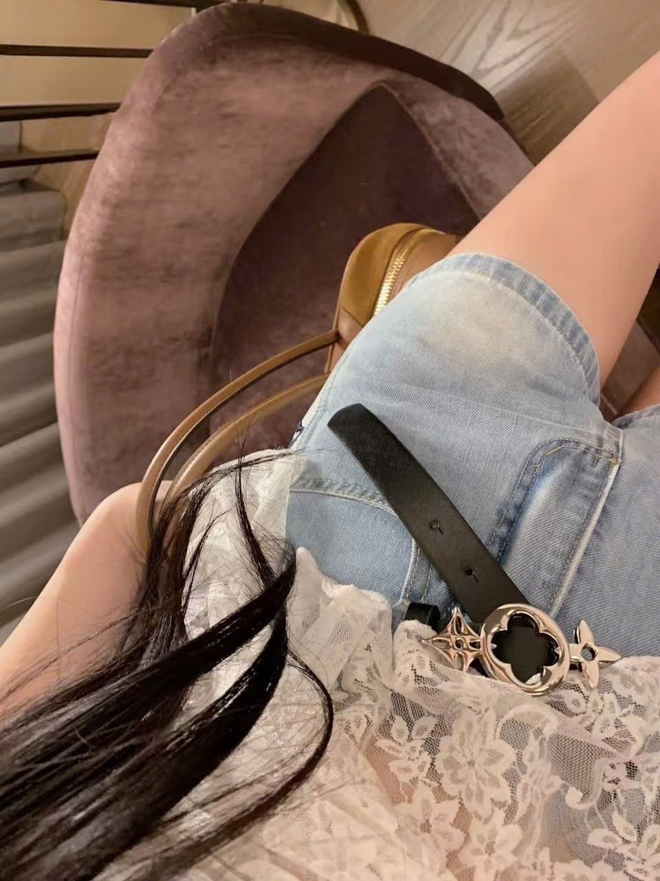 Quần sooc nữ jean thêu hoa tiết đặc trưng LV 1