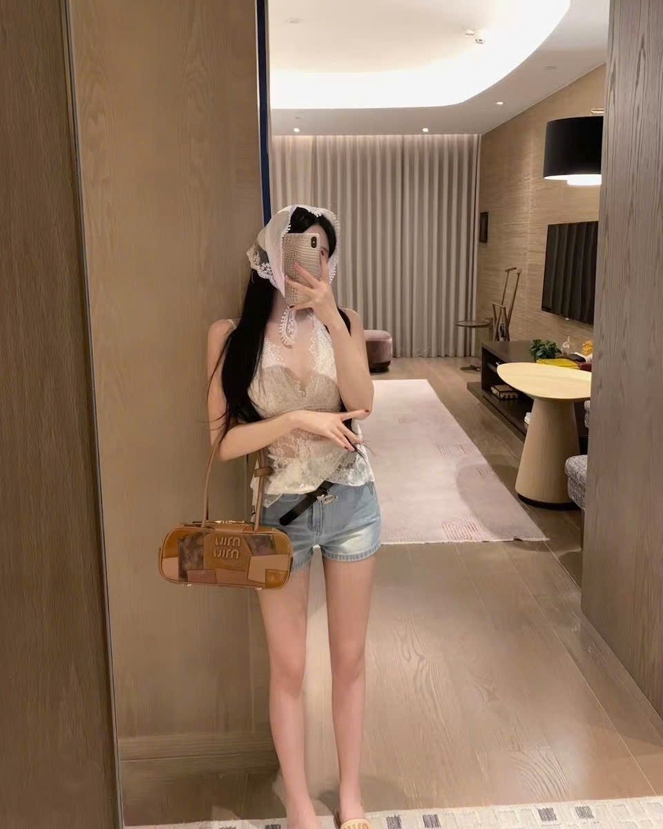 Quần sooc nữ jean thêu hoa tiết đặc trưng LV 5