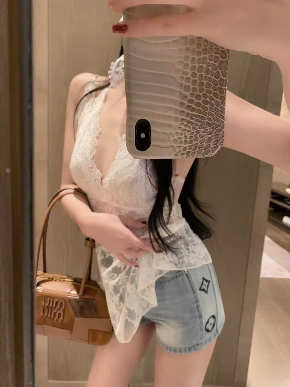 Quần sooc nữ jean thêu hoa tiết đặc trưng LV 3