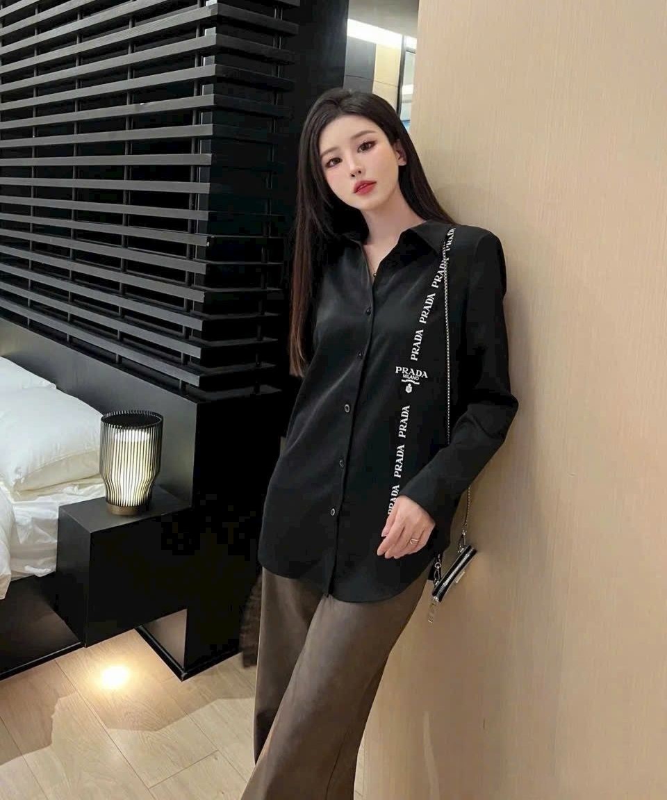 Áo sơ mi lụa tay dài nữ màu đen Prada 1