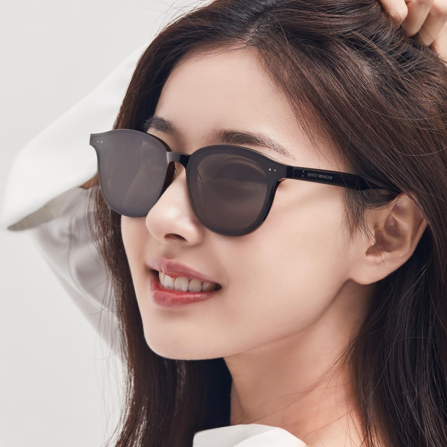 Kính mát Gentle Monster Lang 01 Black Lenses Round Acetate Frame 17