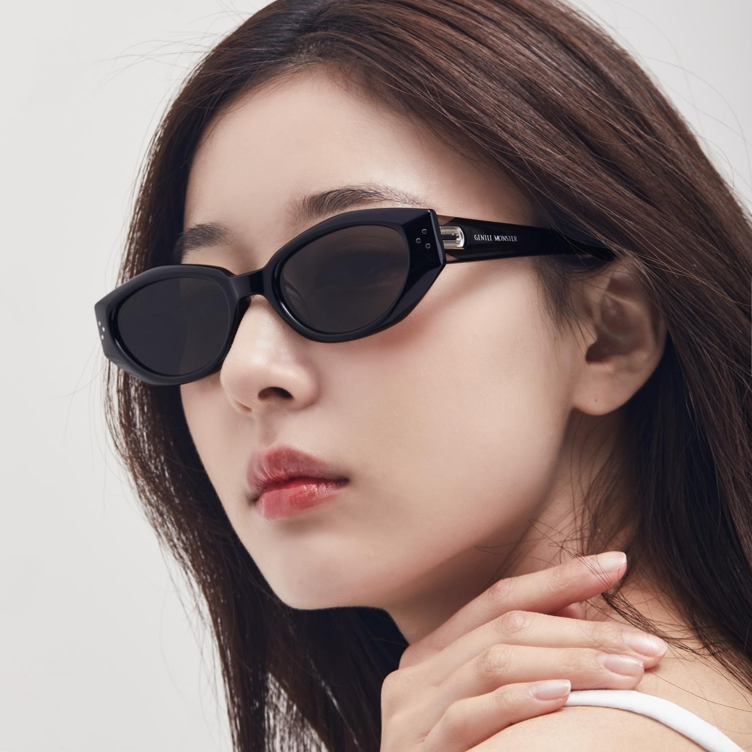 Mắt kính Gentle Monster Dada 01 Black Lenses Butterfly Shape Black Acetate Frame 21