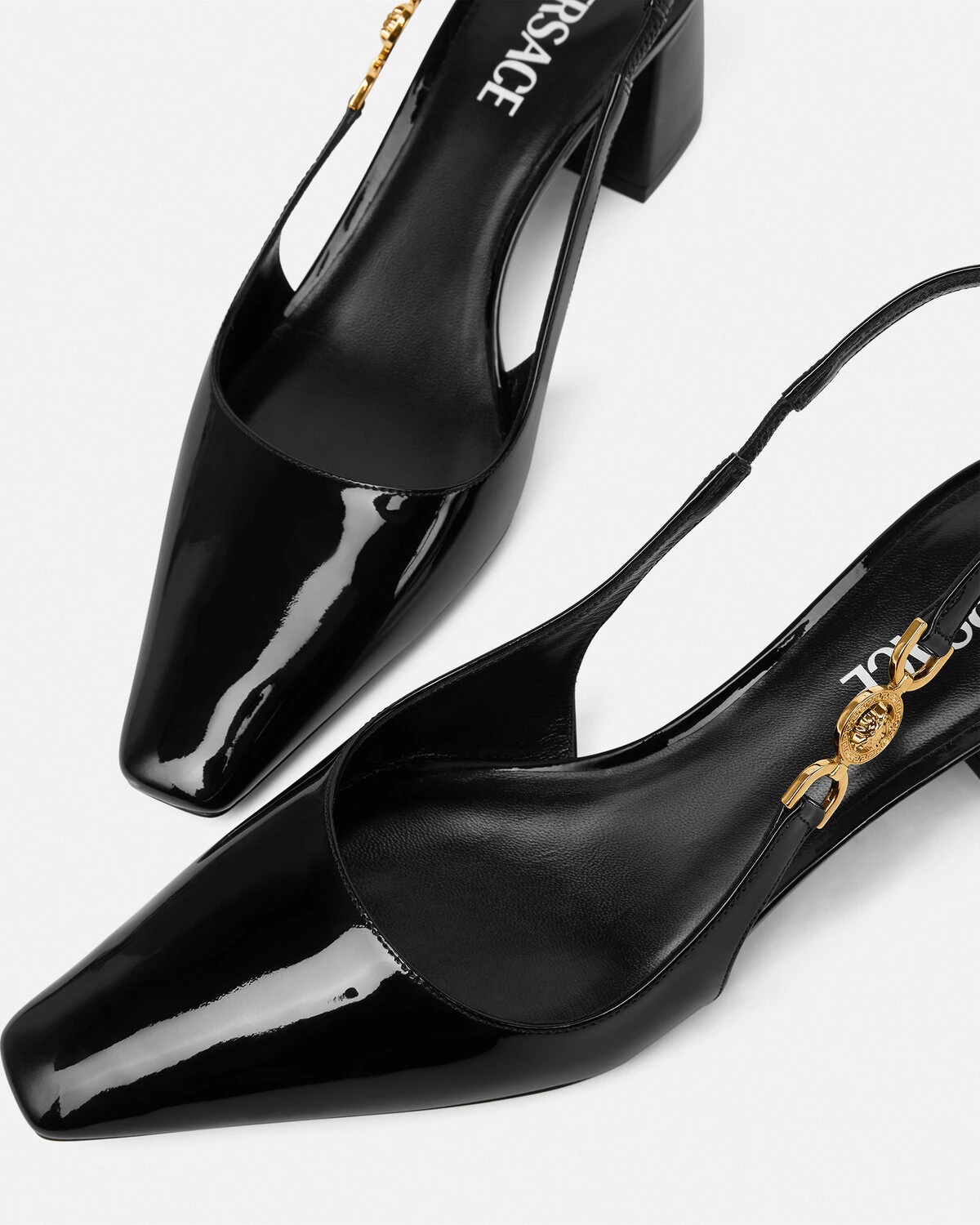 Giày sandal đen Versace Medusa 95 Embellished Patent-leather Slingback Pumps 55 mm 11
