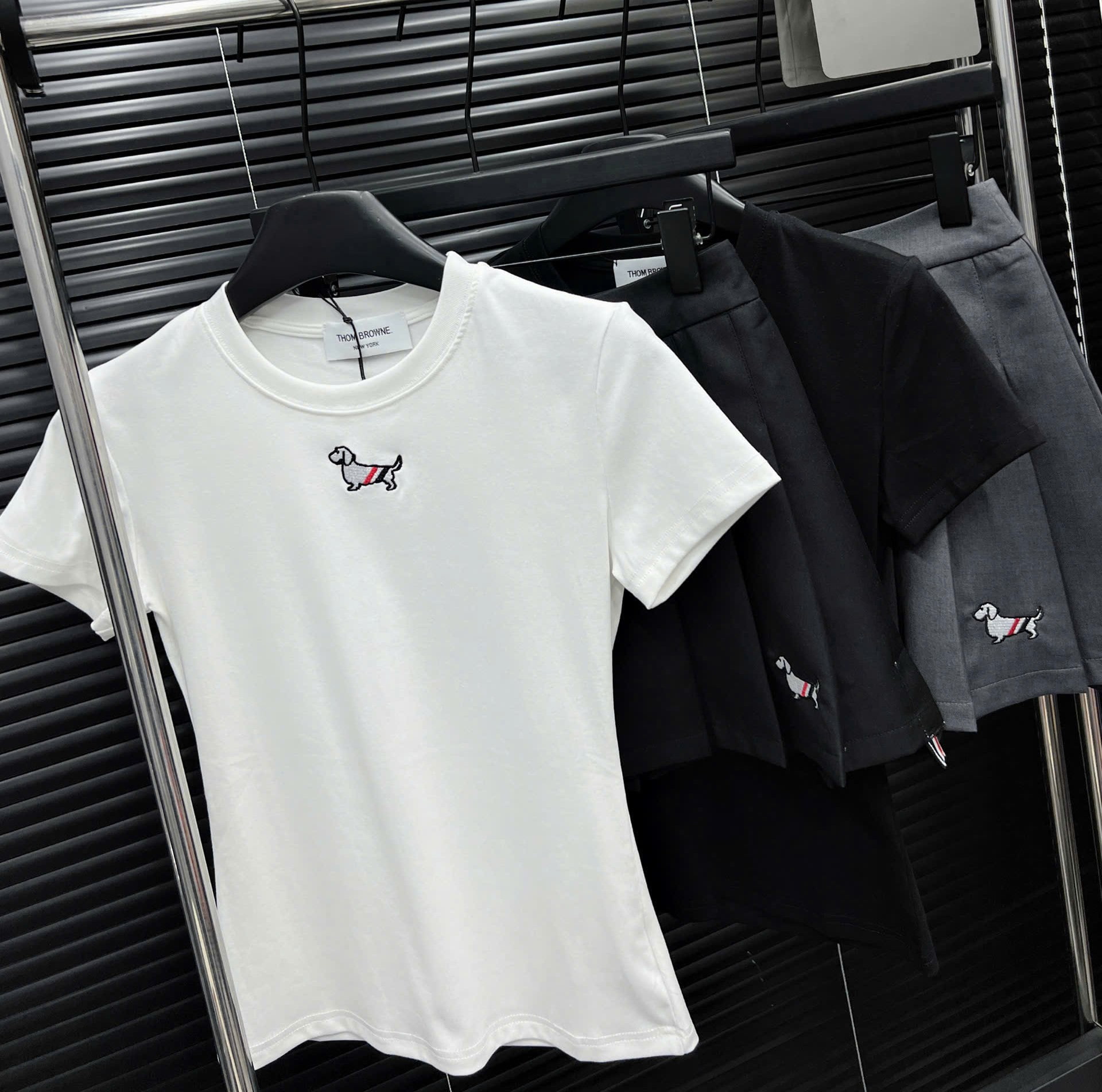 Combo bộ áo thun chó váy xếp ly Thom Browne 1