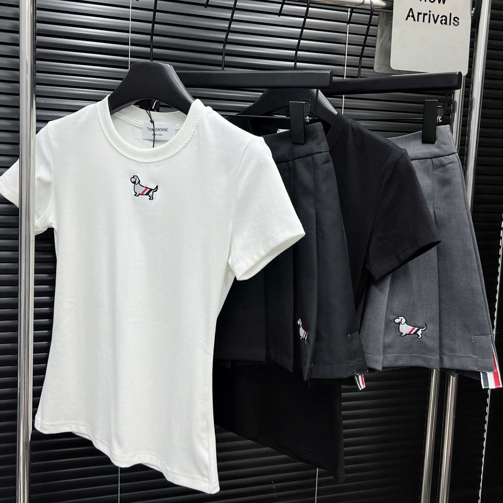 Combo bộ áo thun chó váy xếp ly Thom Browne 2