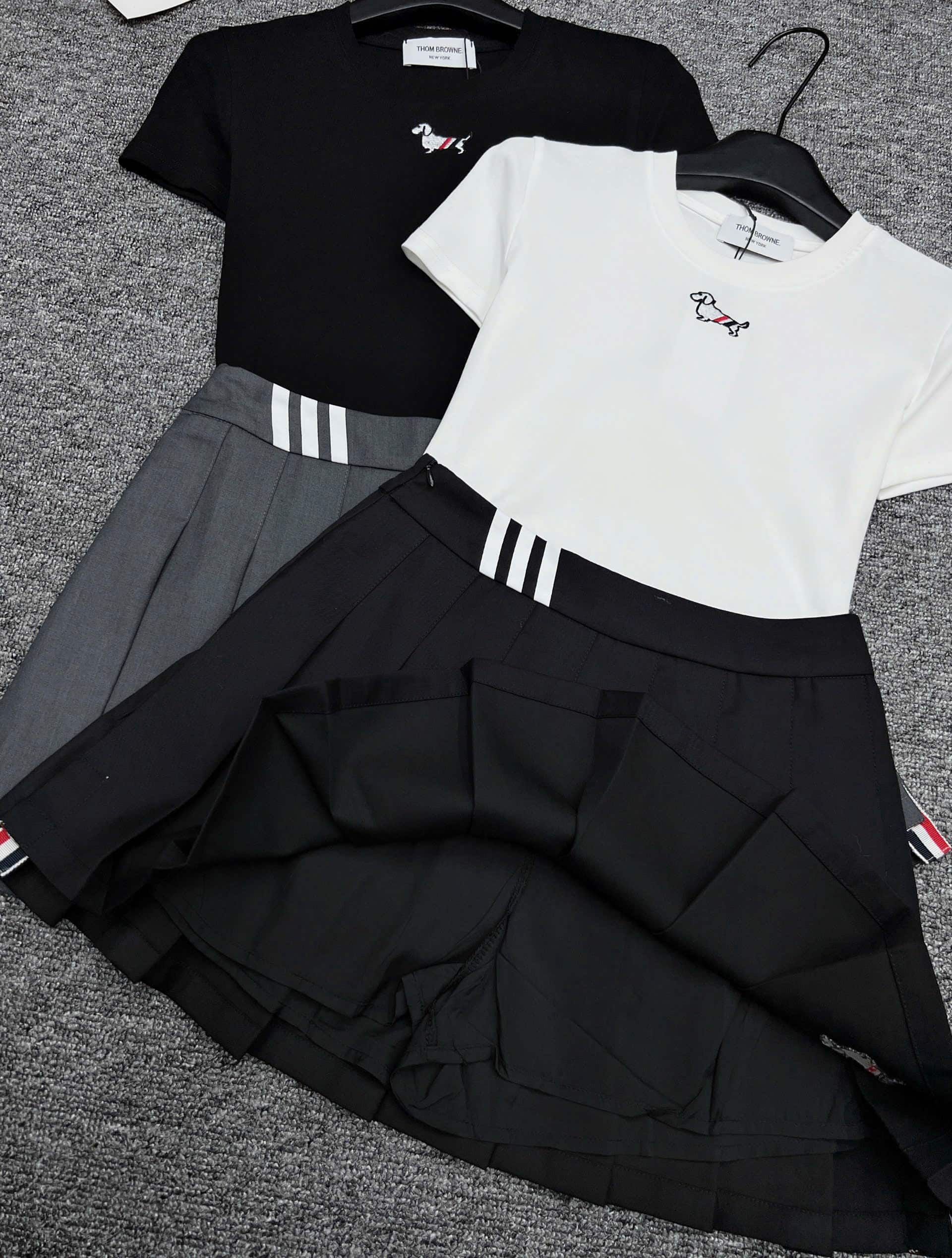 Combo bộ áo thun chó váy xếp ly Thom Browne 6