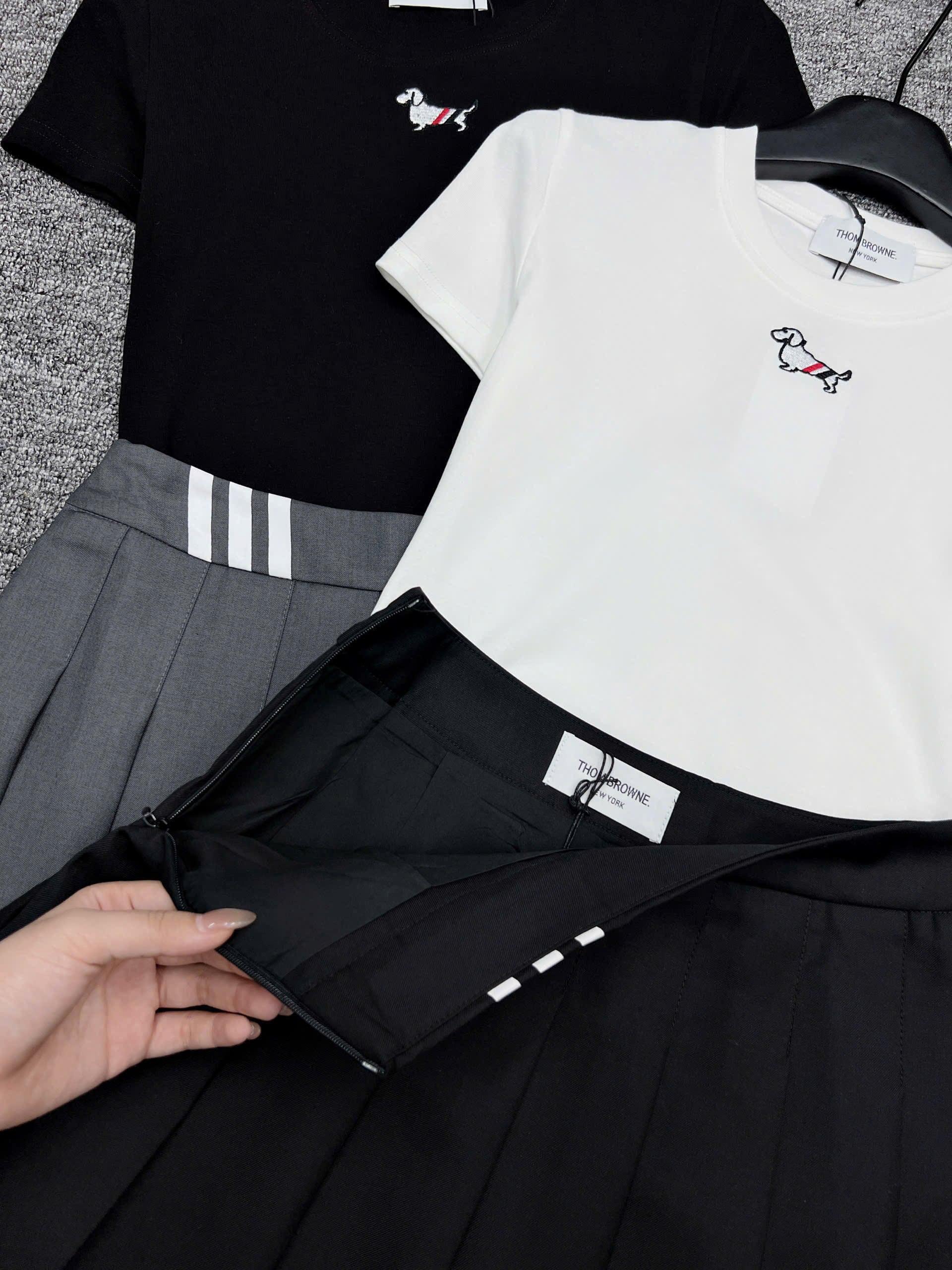 Combo bộ áo thun chó váy xếp ly Thom Browne 9