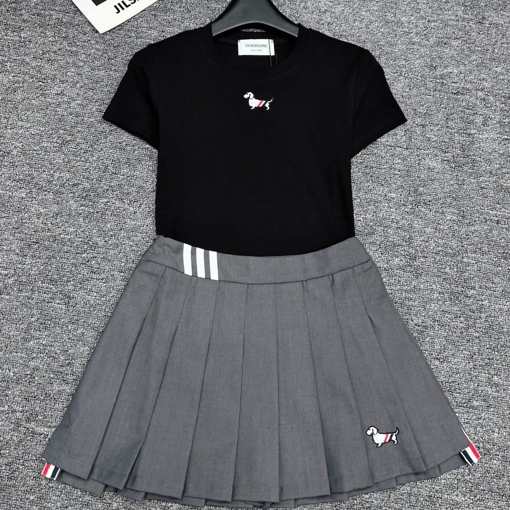 Combo bộ áo thun chó váy xếp ly Thom Browne 15