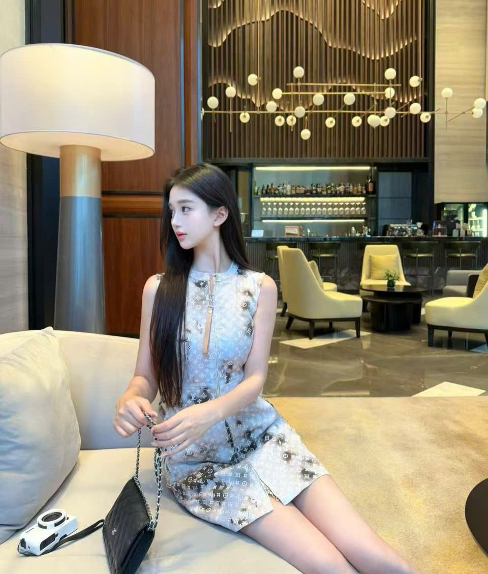 Đầm nữ LV sát nách màu loang nâu xám 3