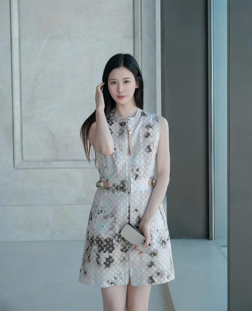 Đầm nữ LV sát nách màu loang nâu xám 5